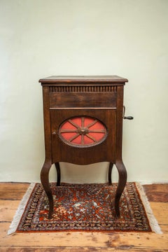 Antique parlor crank gramophone