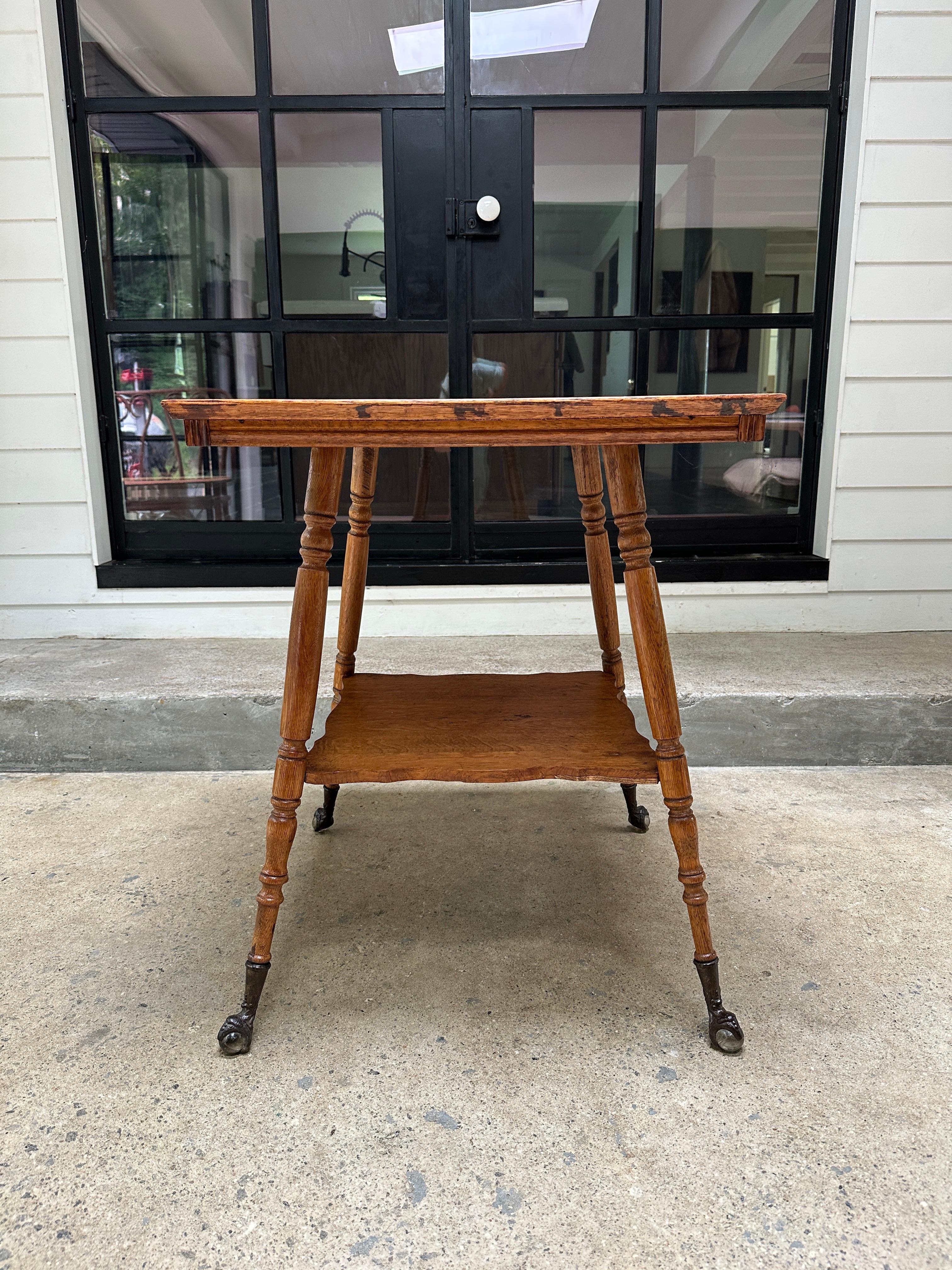 Victorien Table d'appoint de salon ancienne avec verre et pieds griffes en vente