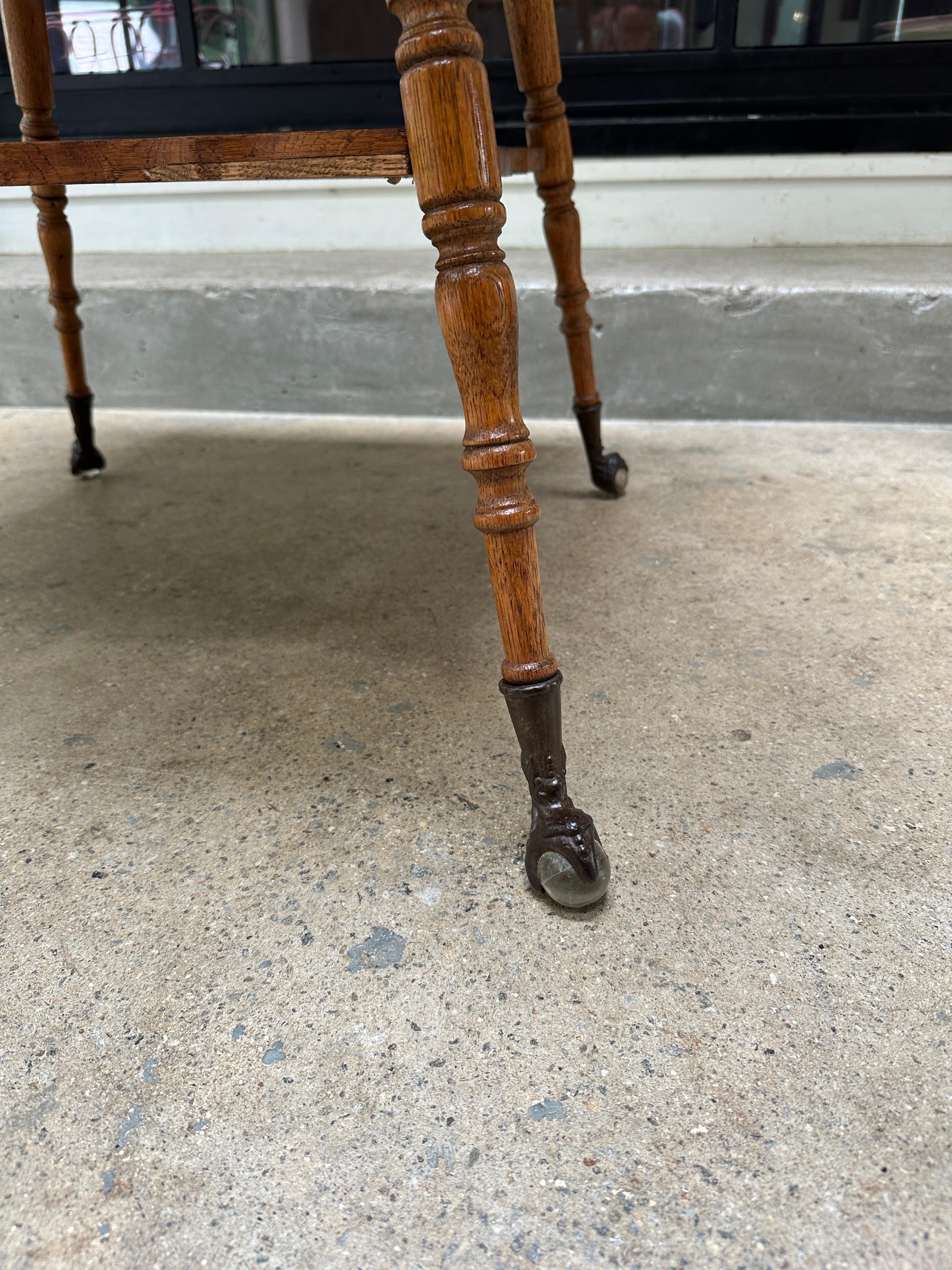 Fin du XIXe siècle Table d'appoint de salon ancienne avec verre et pieds griffes en vente