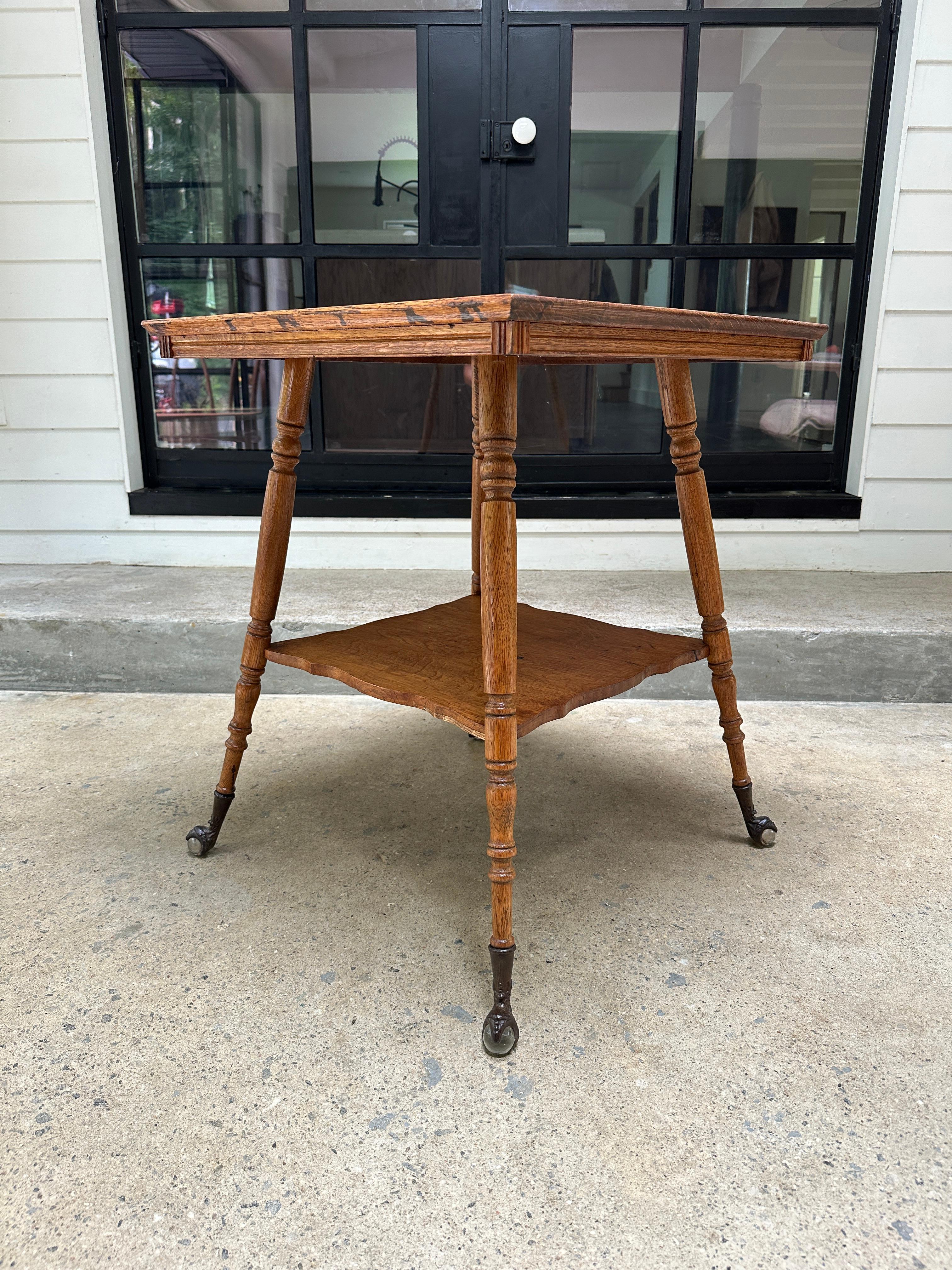 Verre Table d'appoint de salon ancienne avec verre et pieds griffes en vente