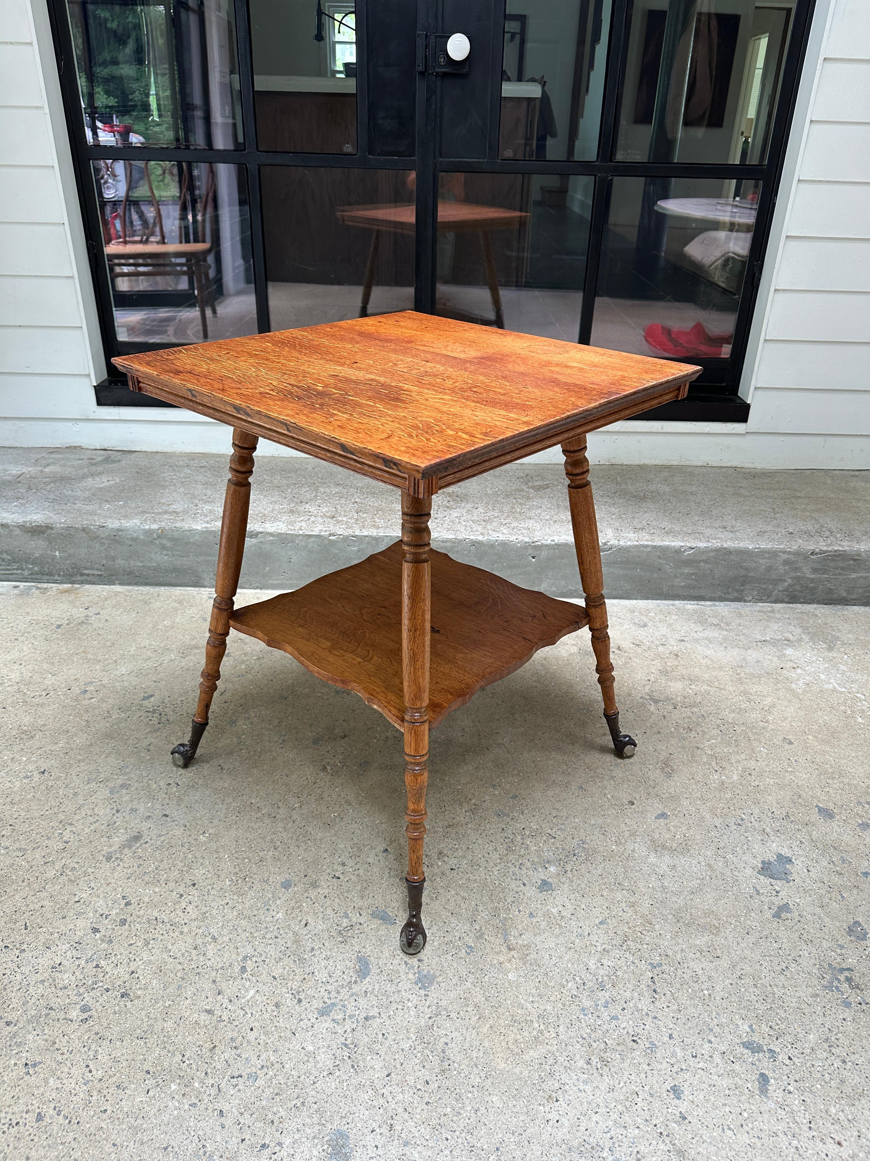 Table d'appoint de salon ancienne avec verre et pieds griffes en vente 1