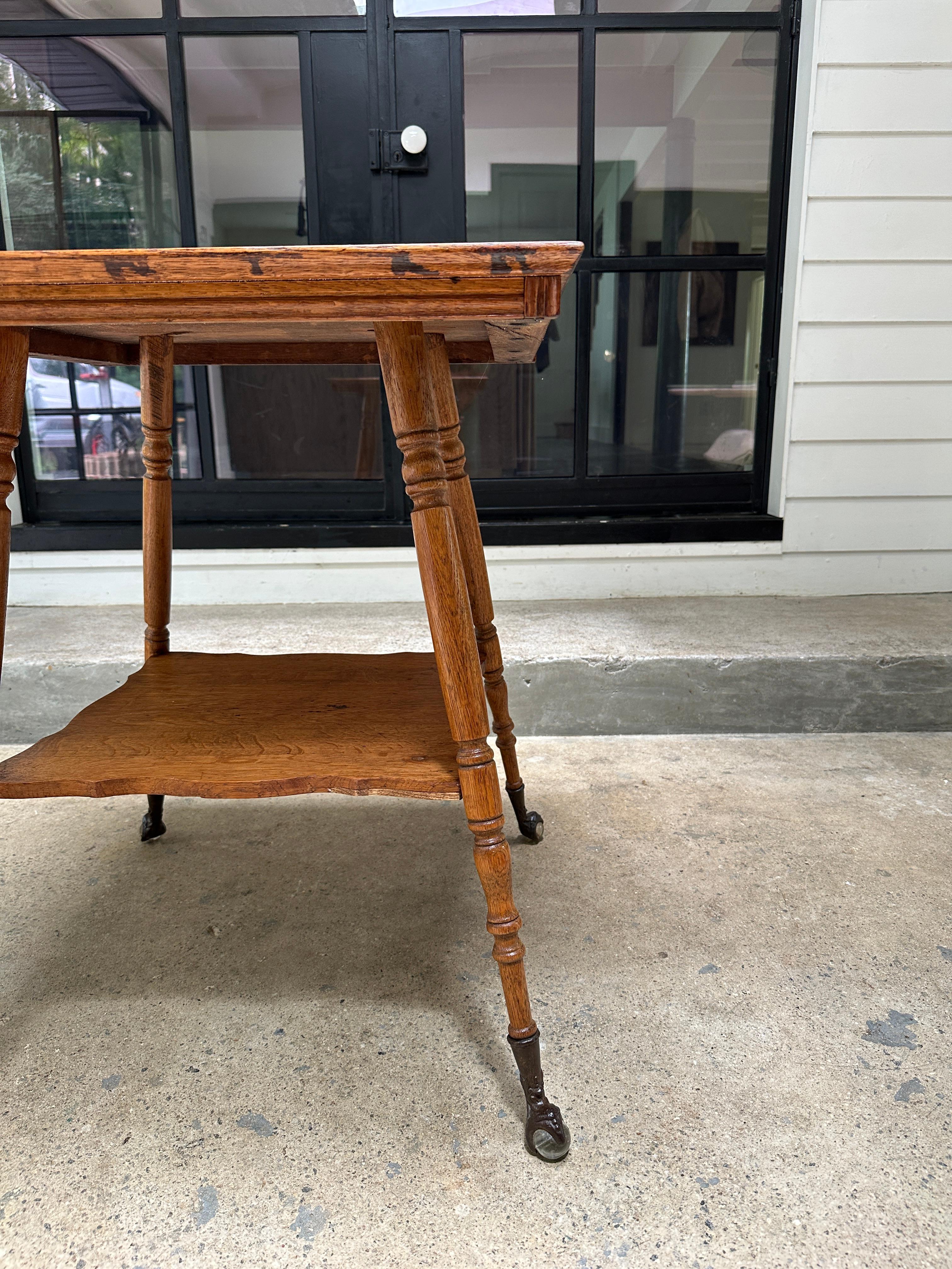 Table d'appoint de salon ancienne avec verre et pieds griffes en vente 2