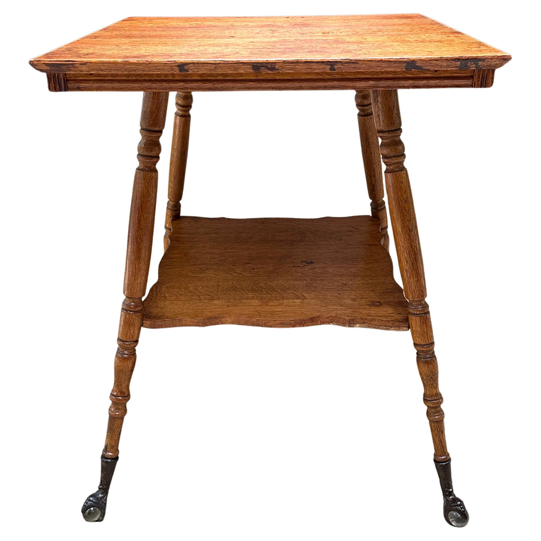 Table d'appoint de salon ancienne avec verre et pieds griffes en vente