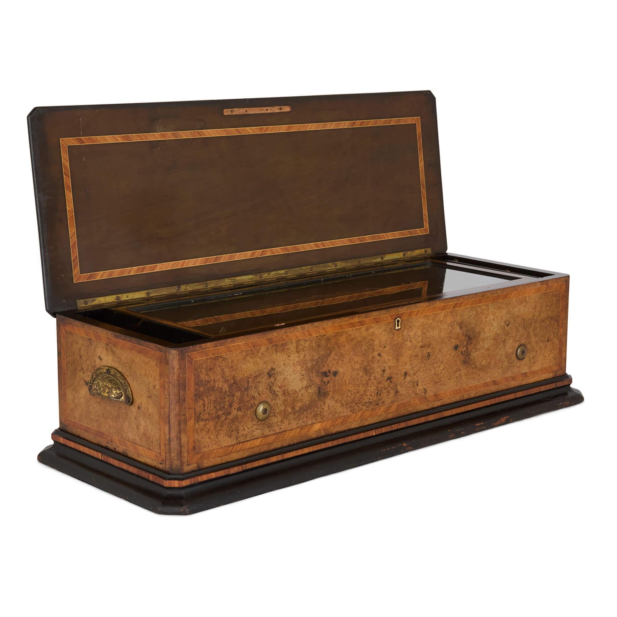 Caja de música antigua de parquet de Nicole Frères
Suiza, finales del siglo XIX 
Altura 24 cm, anchura 87 cm, profundidad 35 cm

Esta exquisita antigüedad es una caja de música de finales del siglo XIX, meticulosamente elaborada por uno de los más