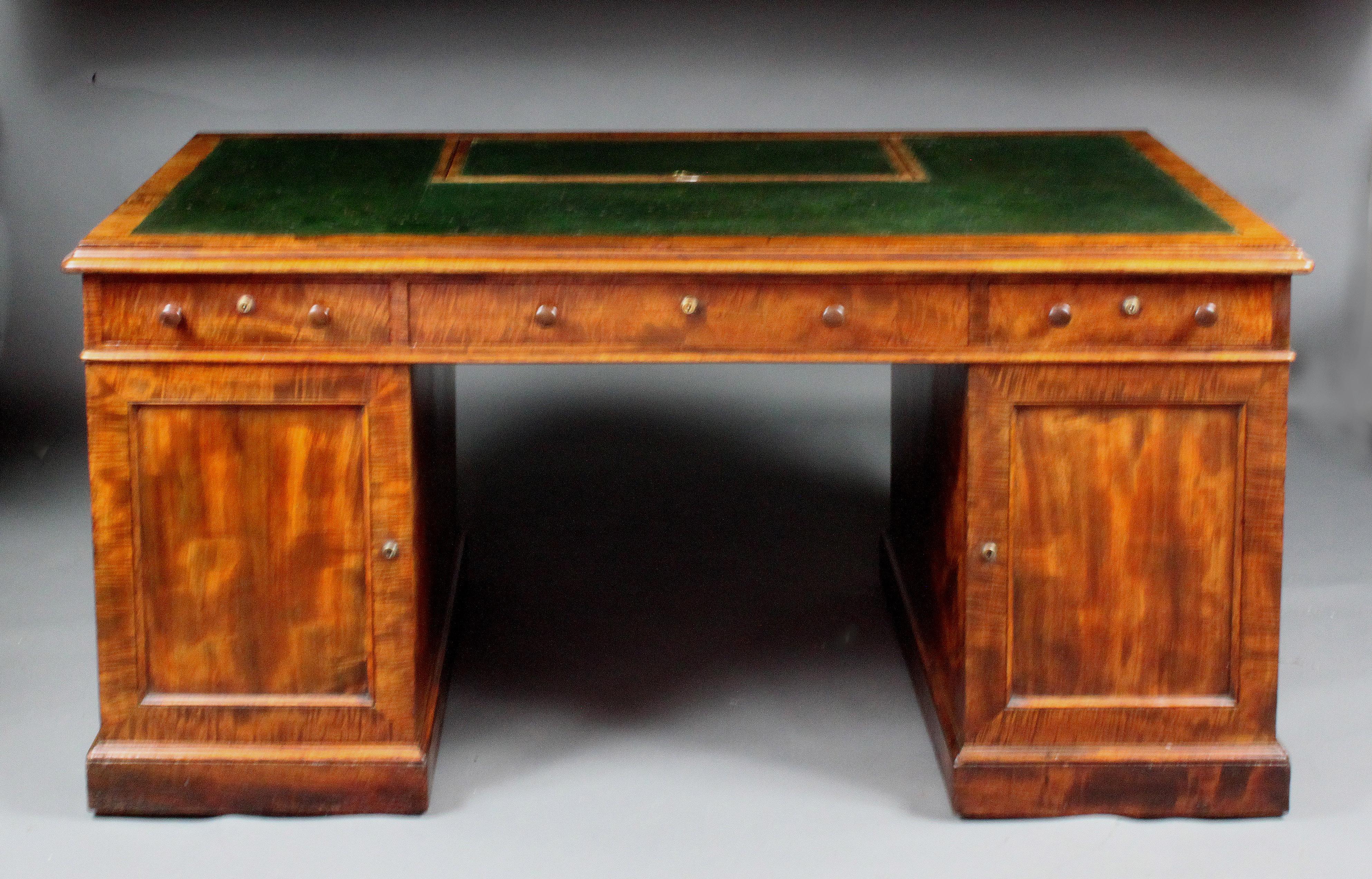 Anglais Bureau de partenaire antique avec Provenance Antiques en vente