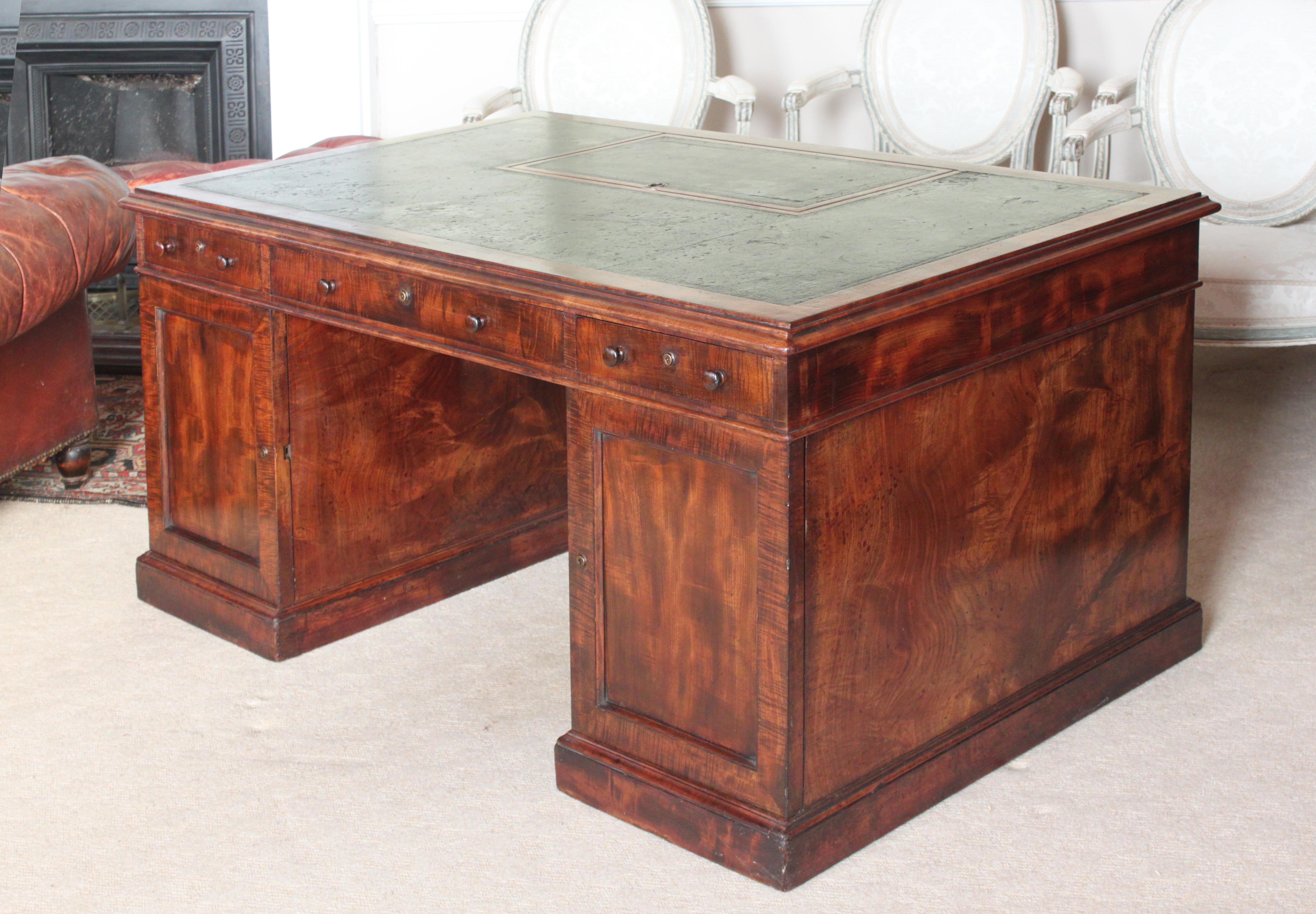 Placage Bureau de partenaire antique avec Provenance Antiques en vente