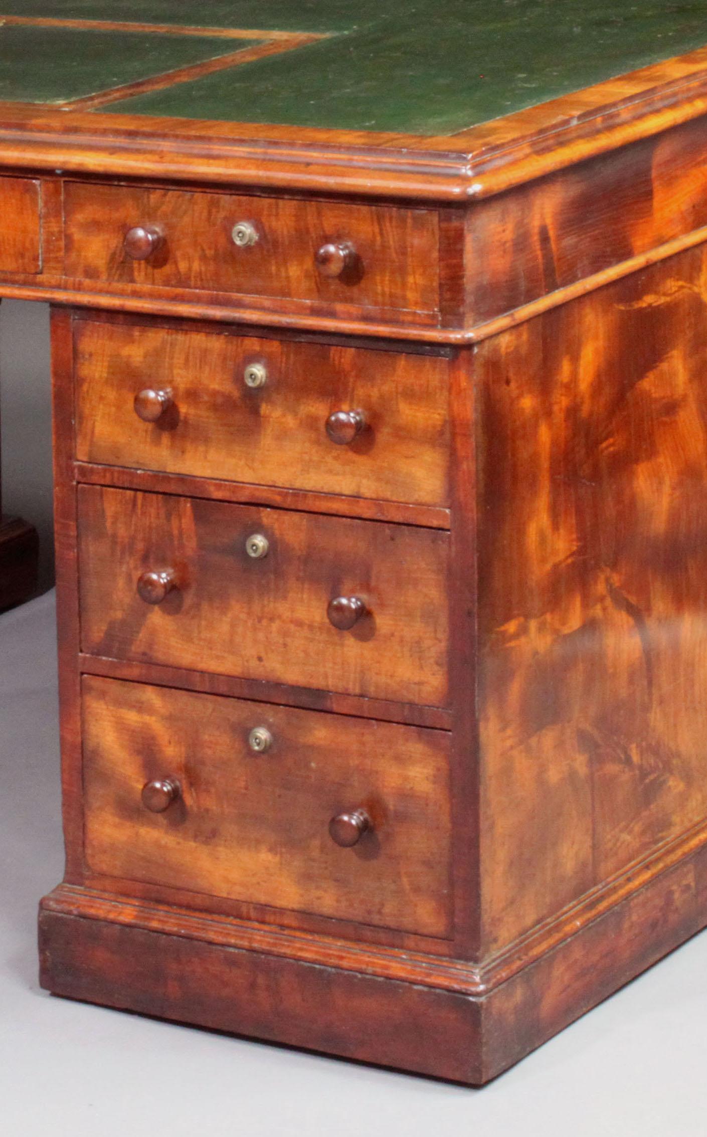 Acajou Bureau de partenaire antique avec Provenance Antiques en vente