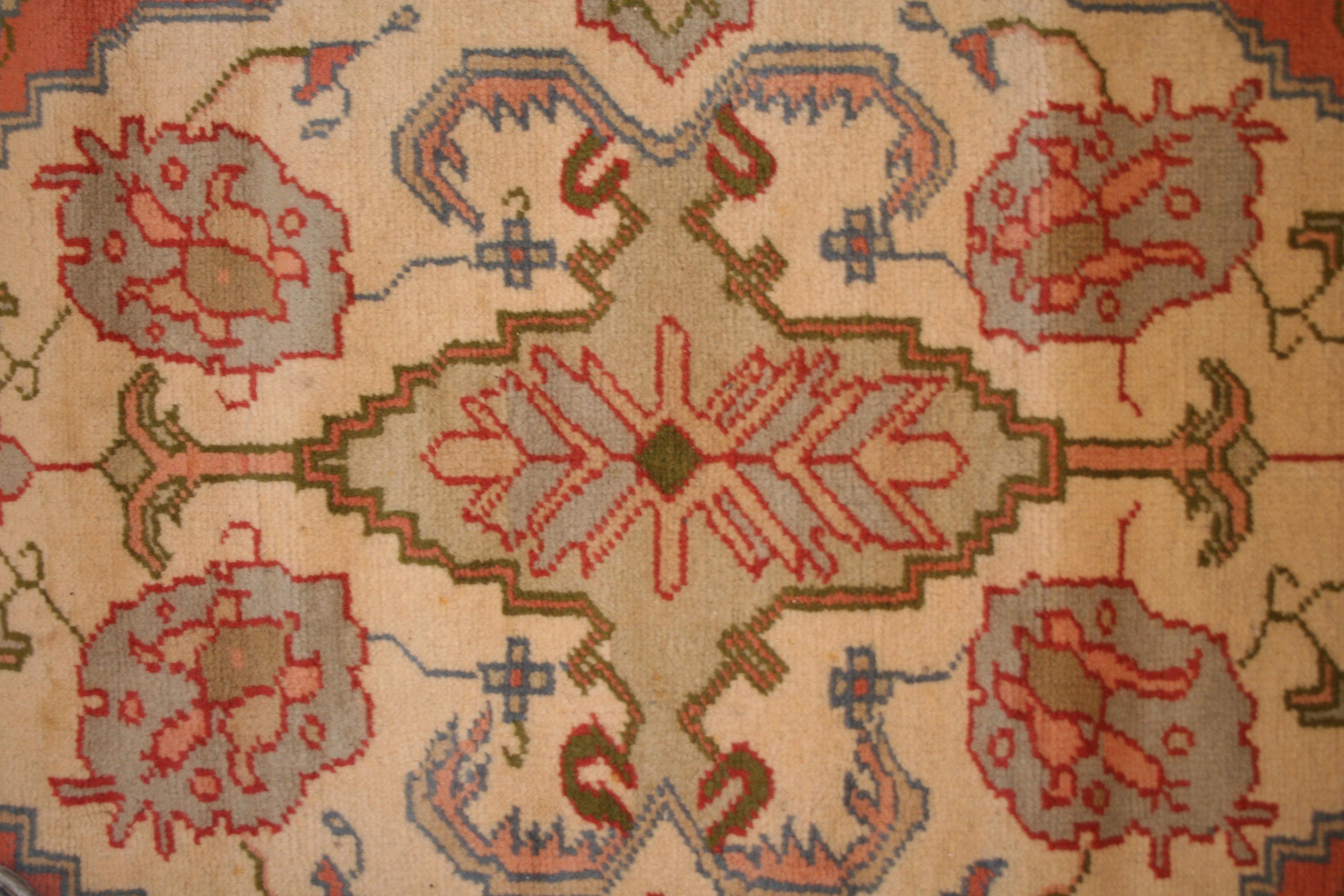 Antique Pastel Coloured Turkish Oushak Rug In Good Condition For Sale In Milan, IT
