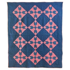 Quilt ancien en patchwork "patte de lapin sur l'indigo" bleu et rose, USA, 19e siècle