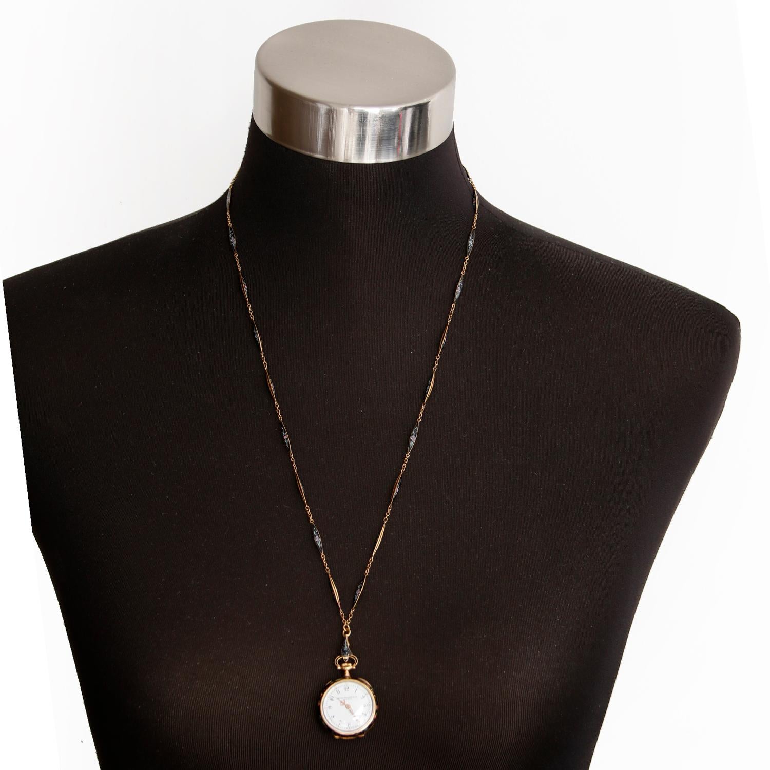 Antike Patek Philippe Open-Face Pendant Taschenuhr - Handaufzug. 18k Goldgehäuse (27mm Durchmesser) mit Emaille Blumen; Gravur im inneren Gehäuseboden. Weißes Zifferblatt mit Breguet-Ziffern. Verkauft mit passender emaillierter Taschenuhrkette. Er