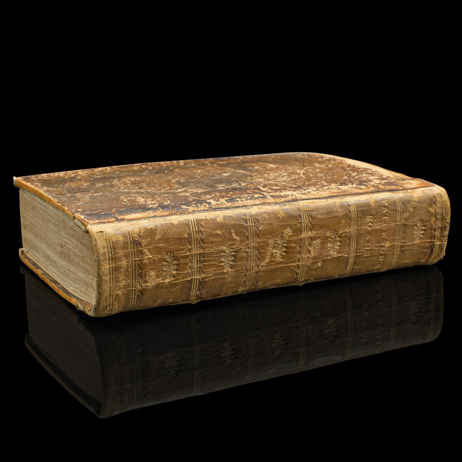 Il s'agit d'un exemplaire ancien du New and Accurate guide to Direct & Principal Crossroads de Paterson. Livre anglais relié de cartes et de tableaux descriptifs, publié en anglais par Longman, Hurst et al, cette quinzième édition géorgienne est