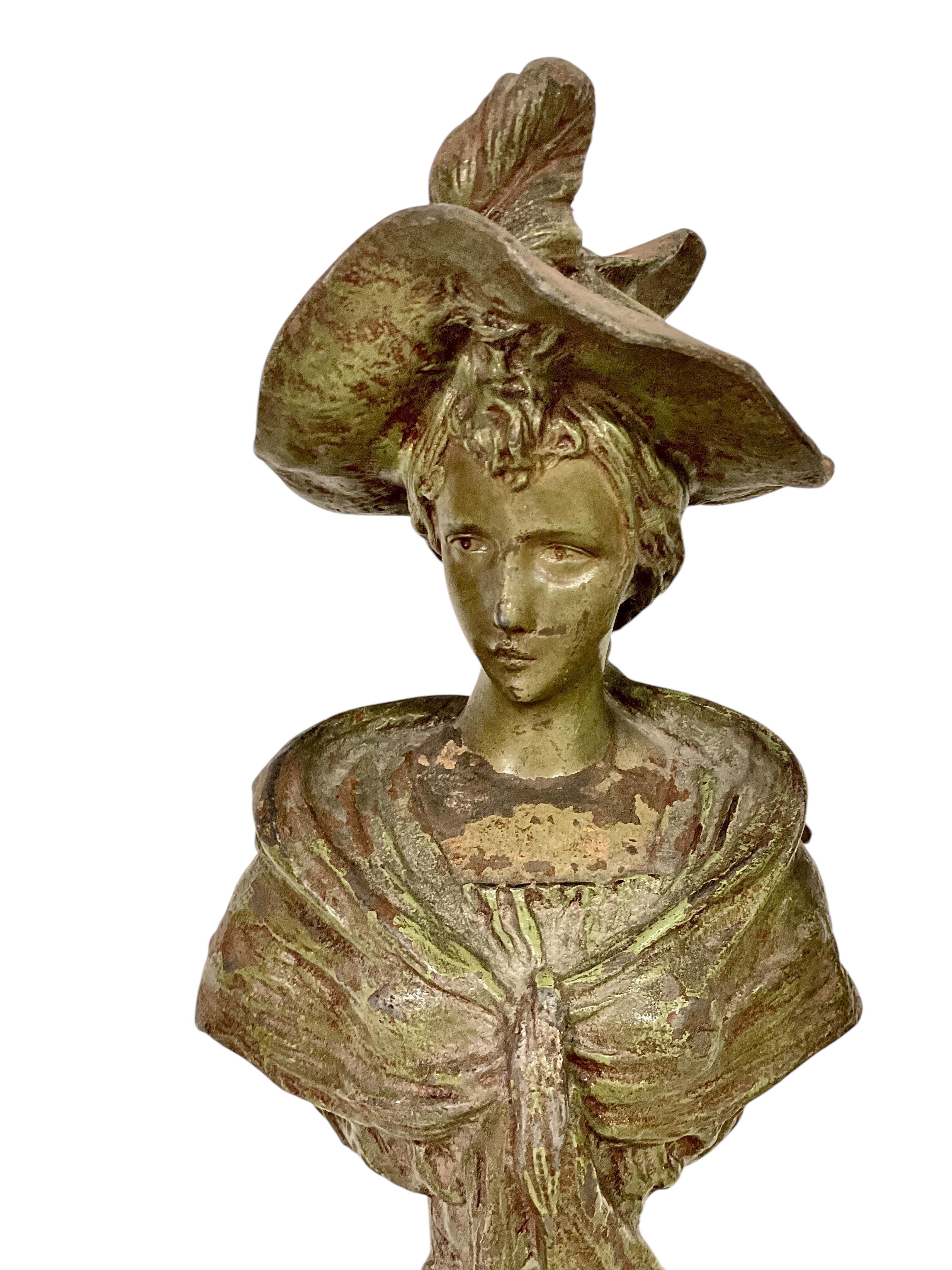 Questo raffinato busto in bronzo, alto 30 cm (circa 12 pollici), è opera dello scultore spagnolo Pedro Ramón José Rigual (1863-1917). Rinomate per le sue creazioni in stile Art Nouveau, le sculture di Rigual sono famose per la loro eleganza e per i