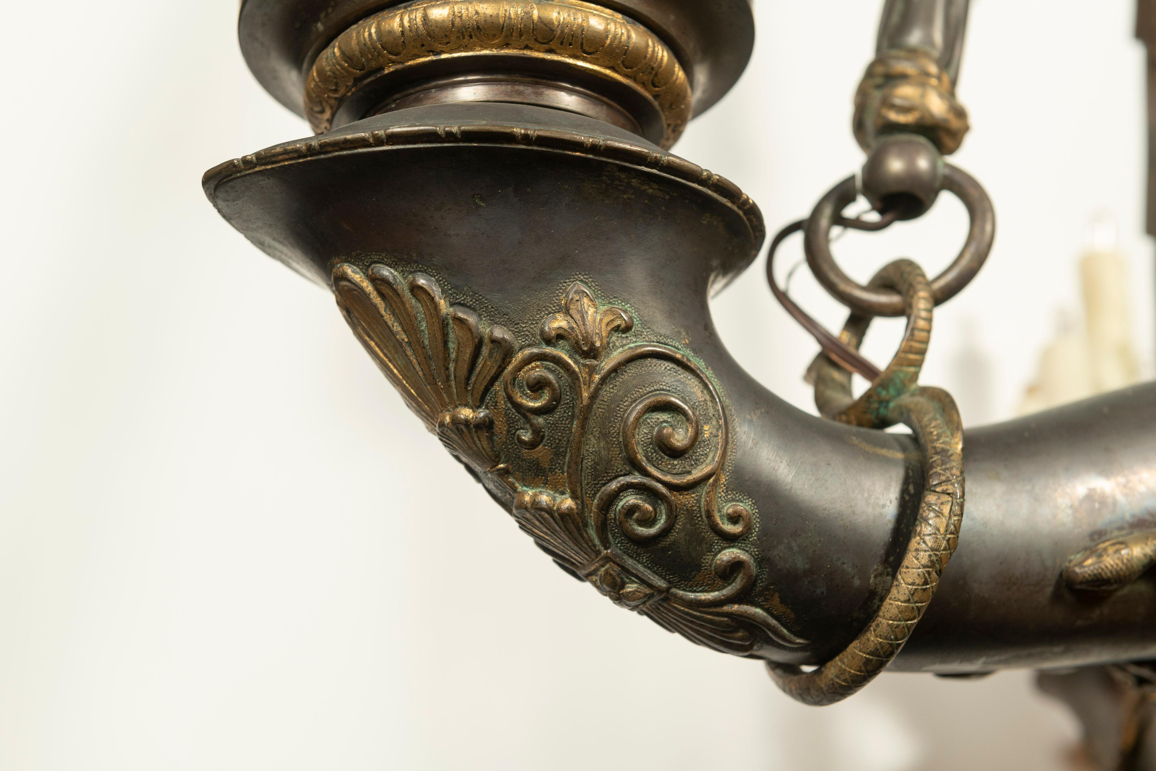 Lustre ancien en bronze patiné avec une figure de Mercure et trois bras en vente 5