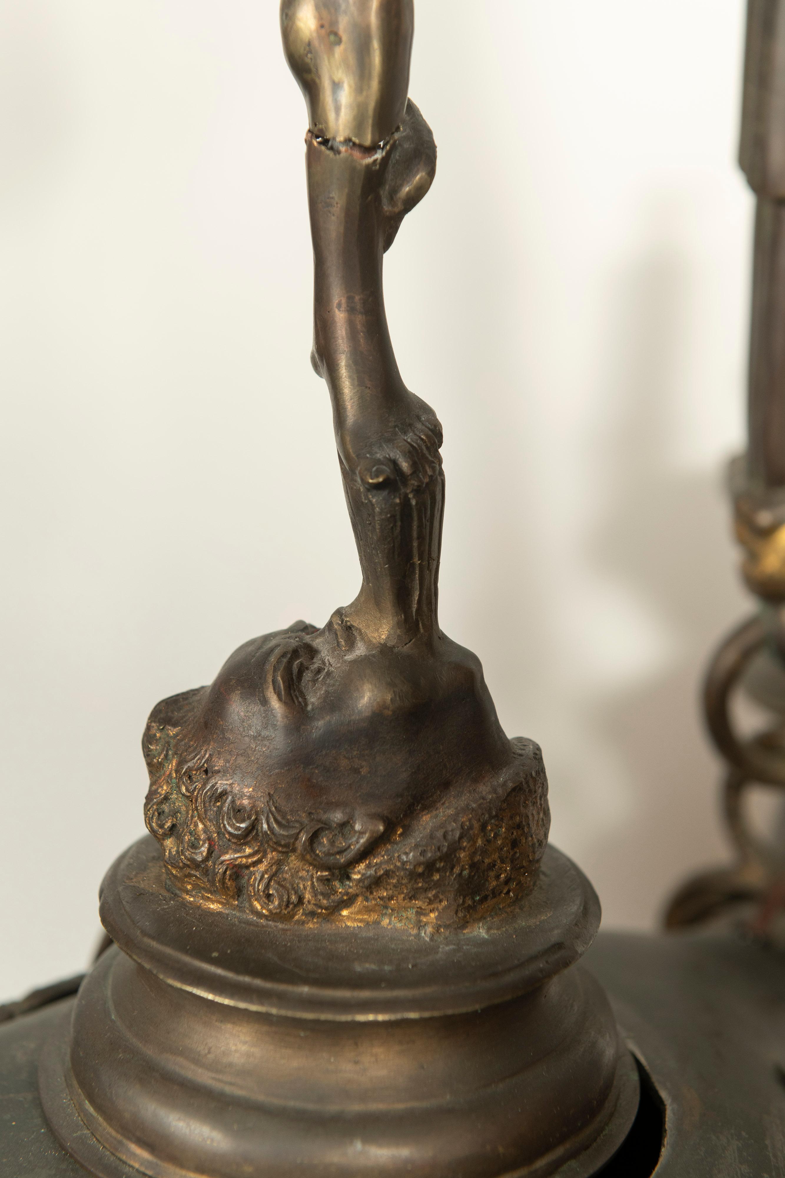 Lustre ancien en bronze patiné avec une figure de Mercure et trois bras en vente 6