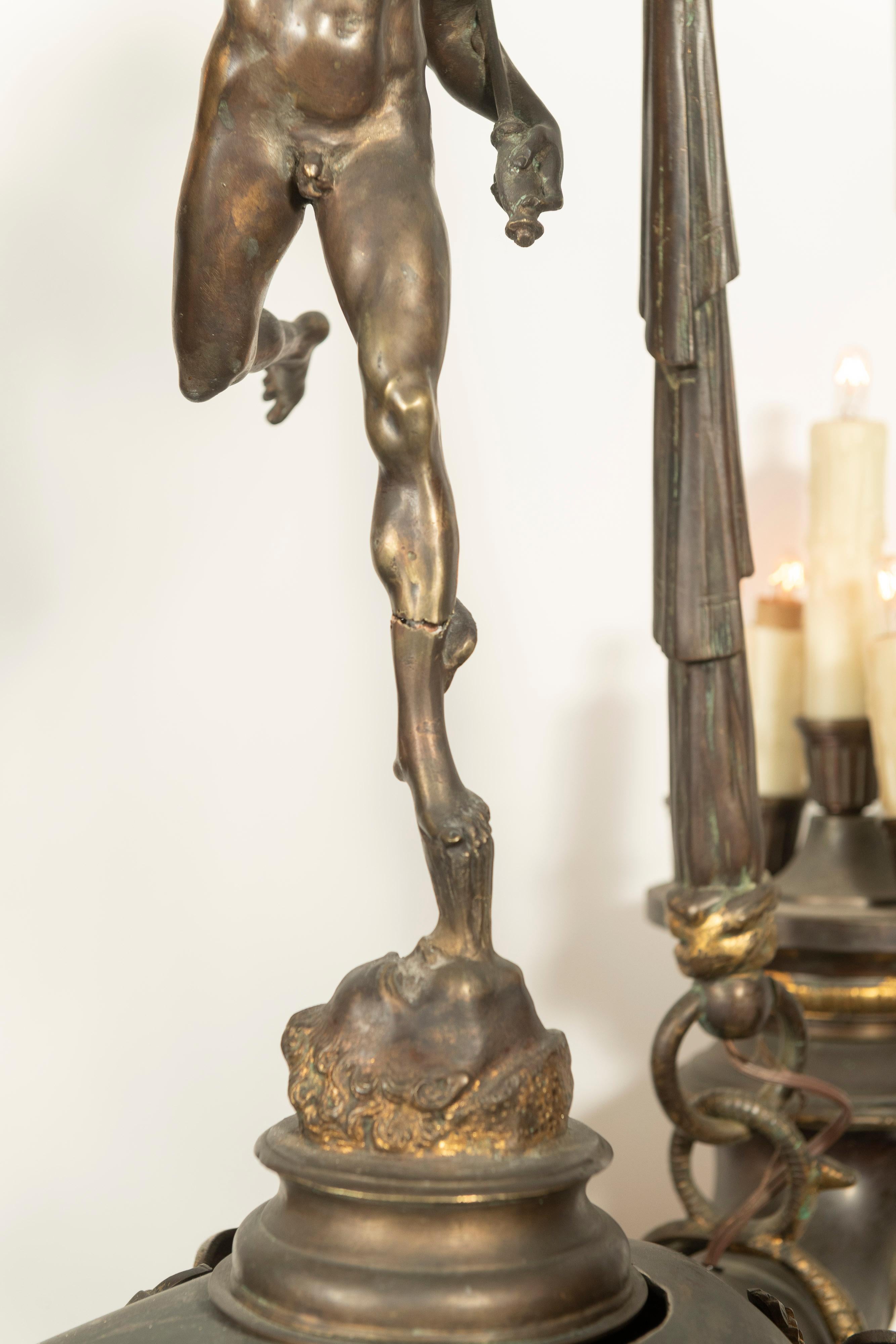 Antiker Kronleuchter aus patinierter Bronze mit Quecksilberglasfigur und drei Armen (Empire) im Angebot