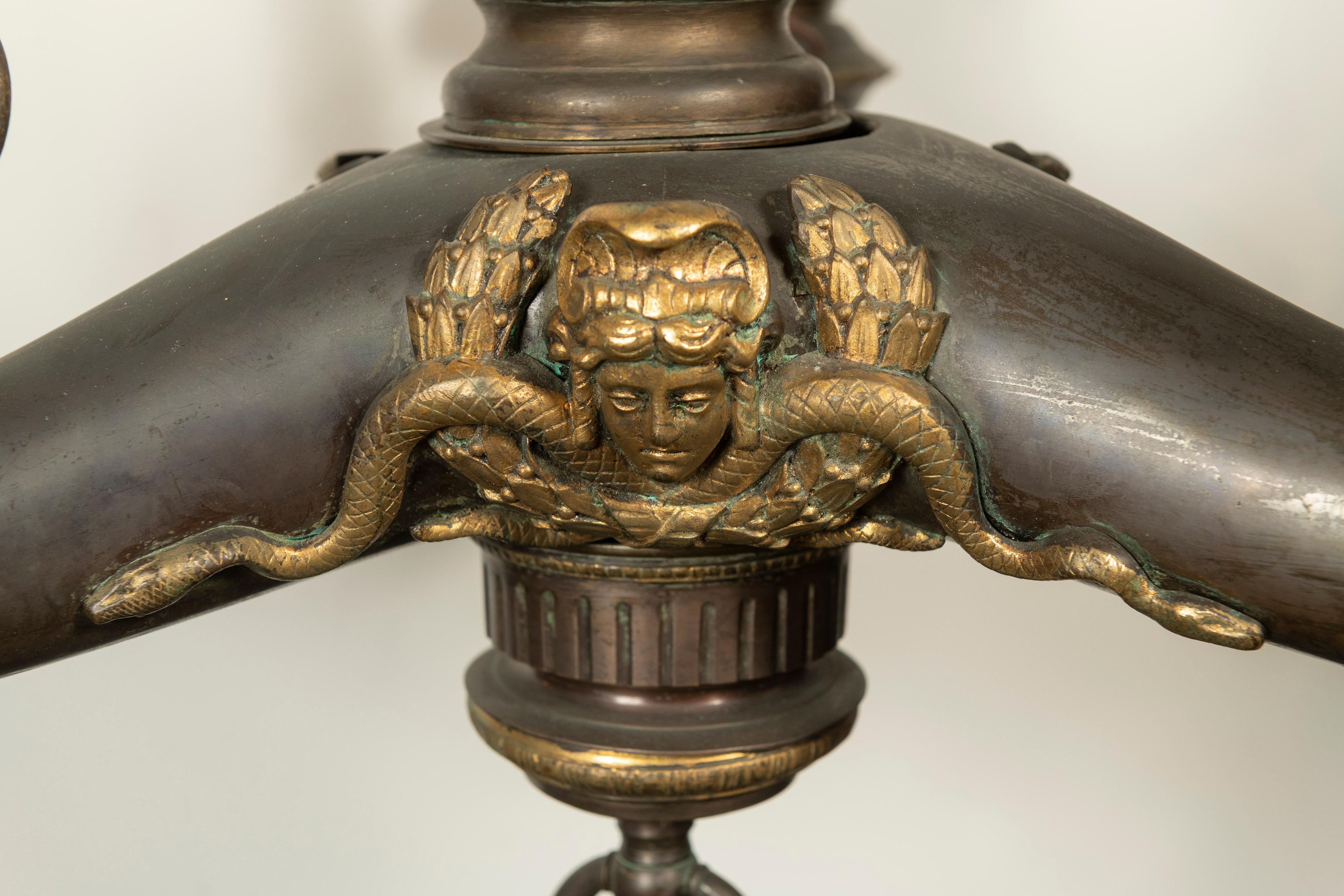 Antiker Kronleuchter aus patinierter Bronze mit Quecksilberglasfigur und drei Armen (Französisch) im Angebot