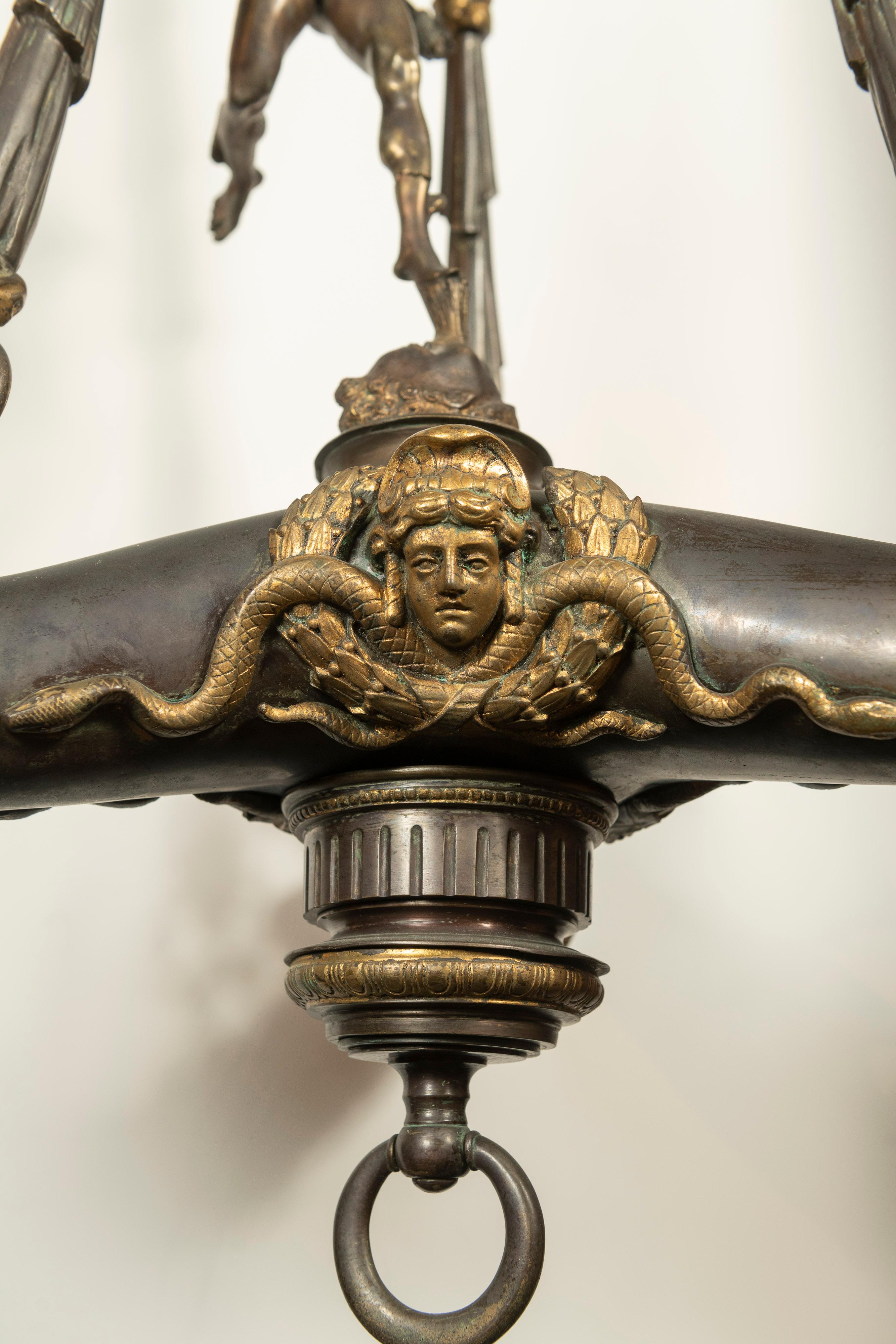 Antiker Kronleuchter aus patinierter Bronze mit Quecksilberglasfigur und drei Armen (Metallarbeit) im Angebot