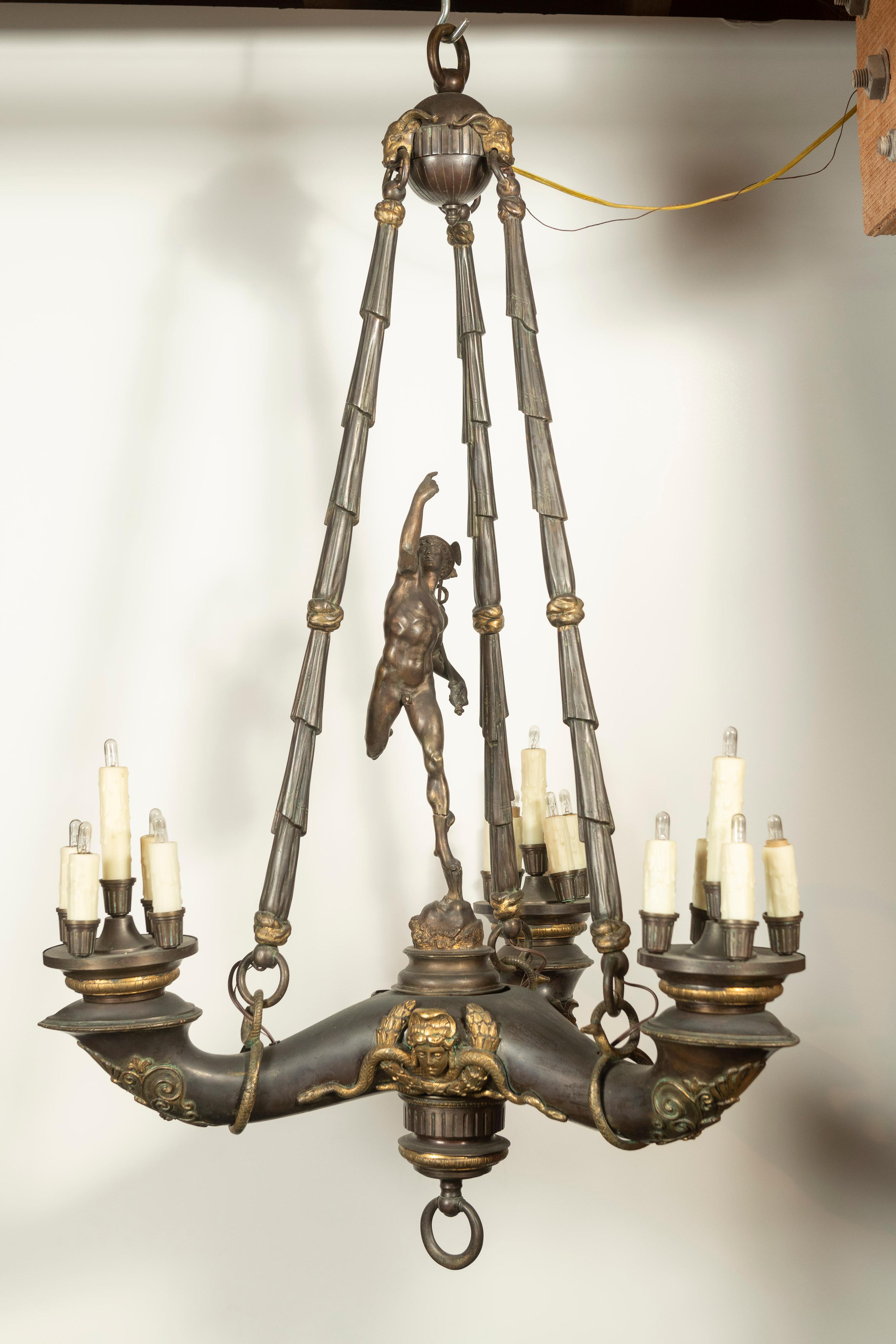 Antiker Kronleuchter aus patinierter Bronze mit Quecksilberglasfigur und drei Armen (Messing) im Angebot