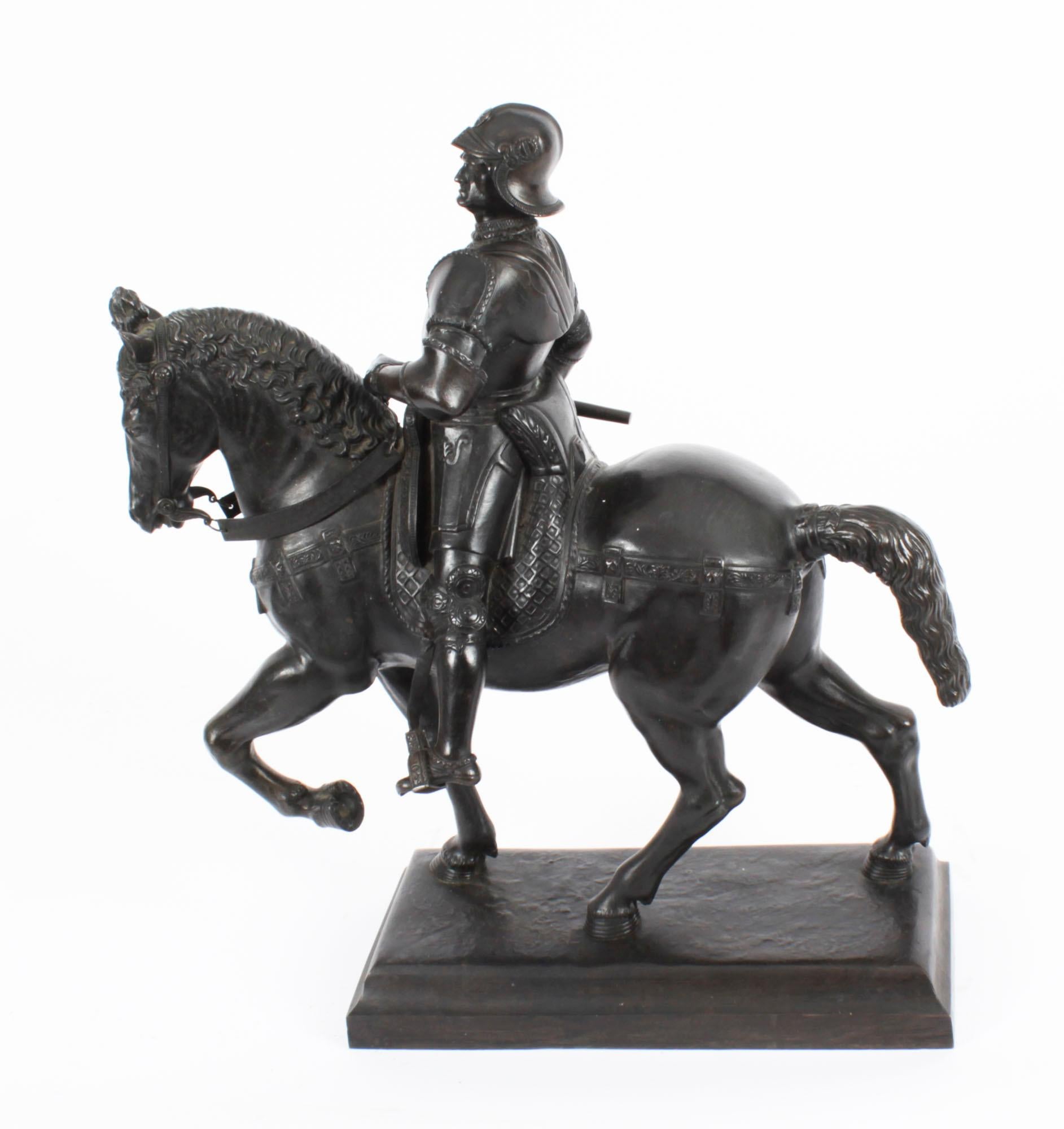 Dies ist eine hervorragende große antike patinierte Bronze Reiterstatue von Bartolomeo Colleoni, signiert Verrochio auf dem Sockel, um 1860 in Datum.
 
Diese atemberaubende patinierte Bronzestatue ist dem Original der Renaissance-Skulptur