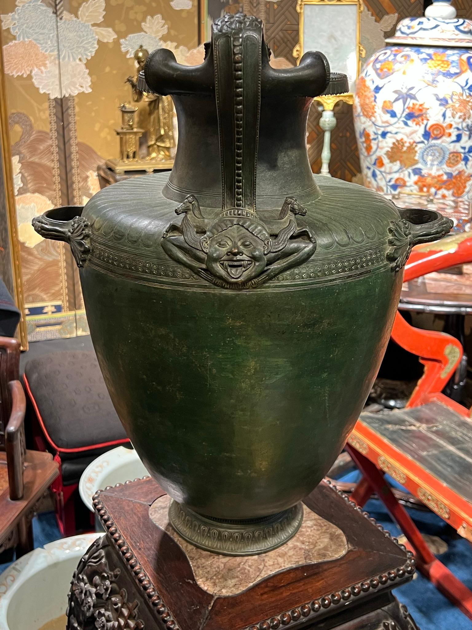 Pot à eau Hydria en bronze patiné d'après l'ancien napoléonien en vente 2