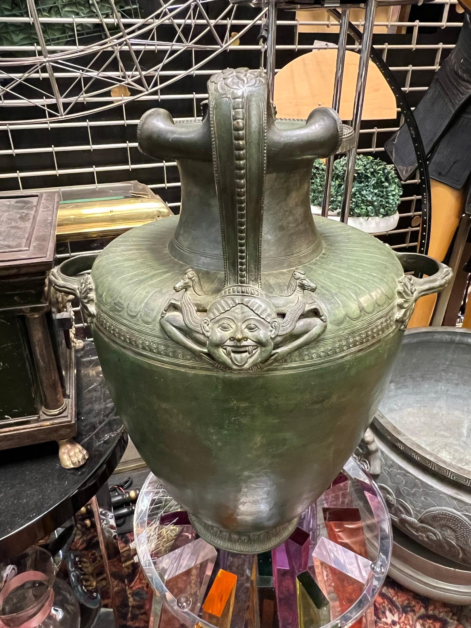 Pot à eau Hydria en bronze patiné d'après l'ancien napoléonien en vente 4