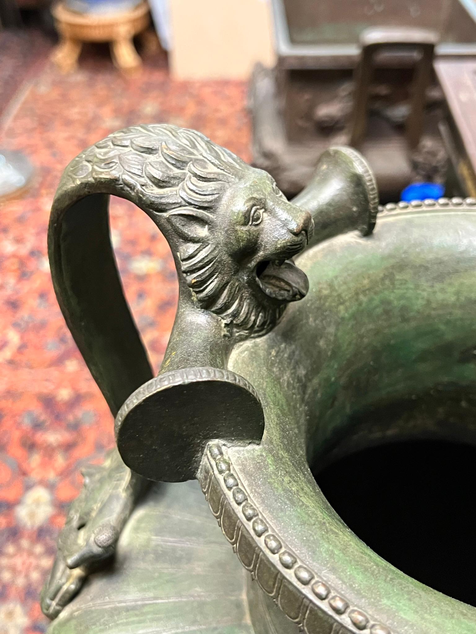 Pot à eau Hydria en bronze patiné d'après l'ancien napoléonien en vente 6
