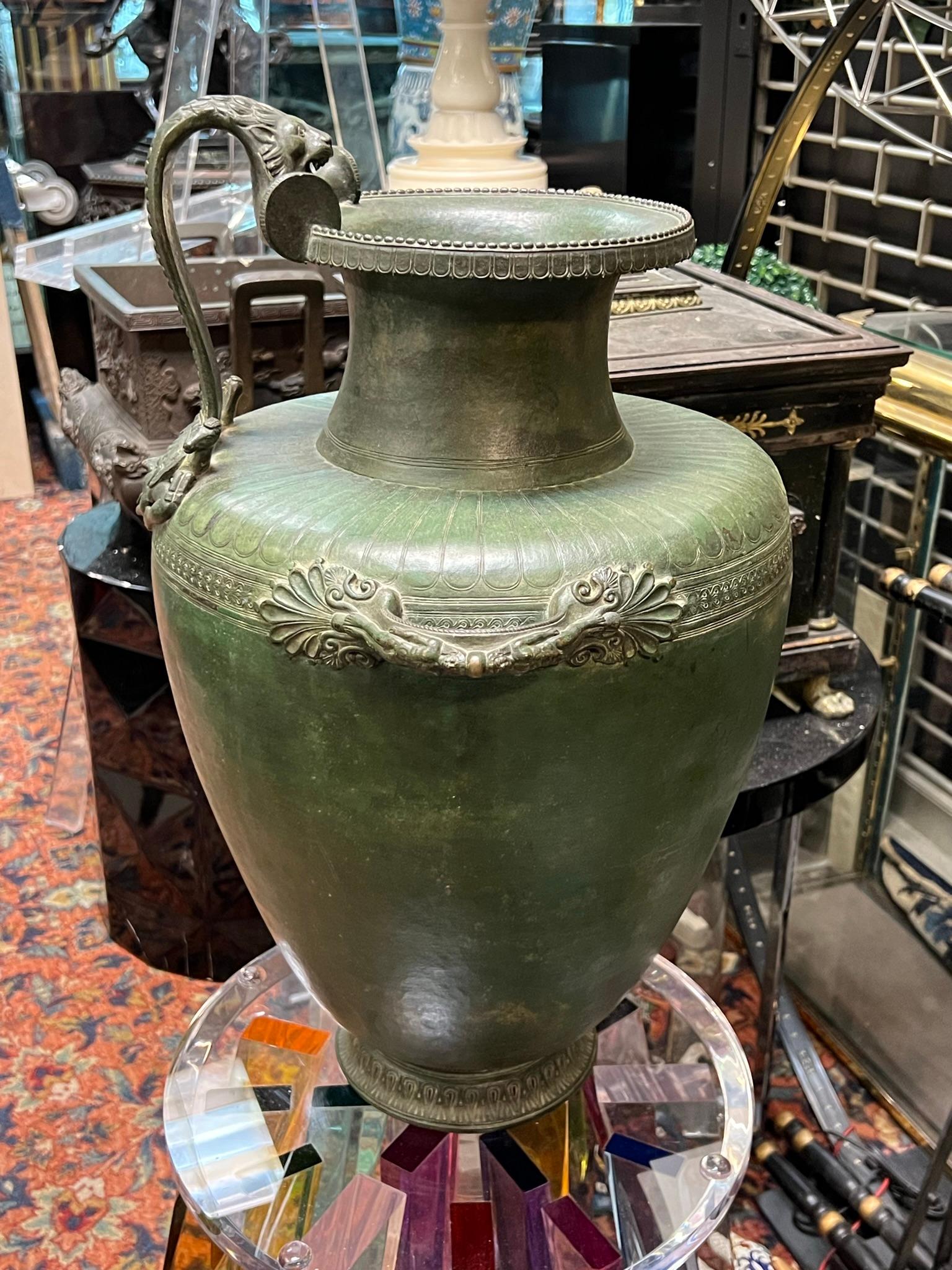 Pot à eau Hydria en bronze patiné d'après l'ancien napoléonien en vente 7