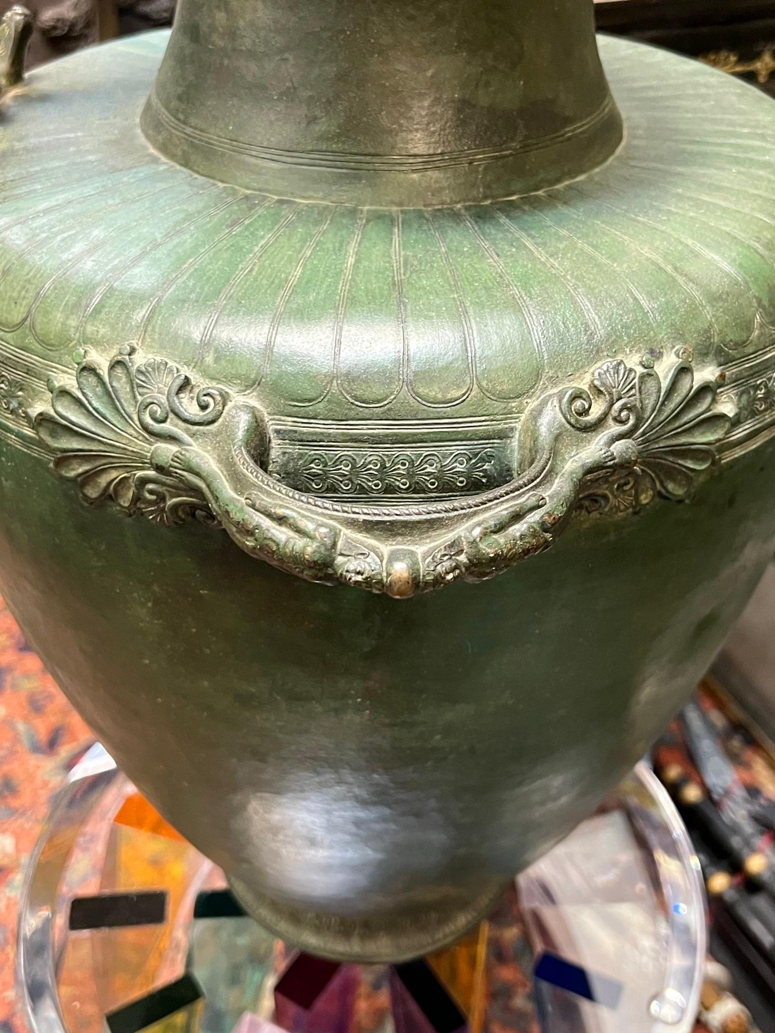Pot à eau Hydria en bronze patiné d'après l'ancien napoléonien en vente 9
