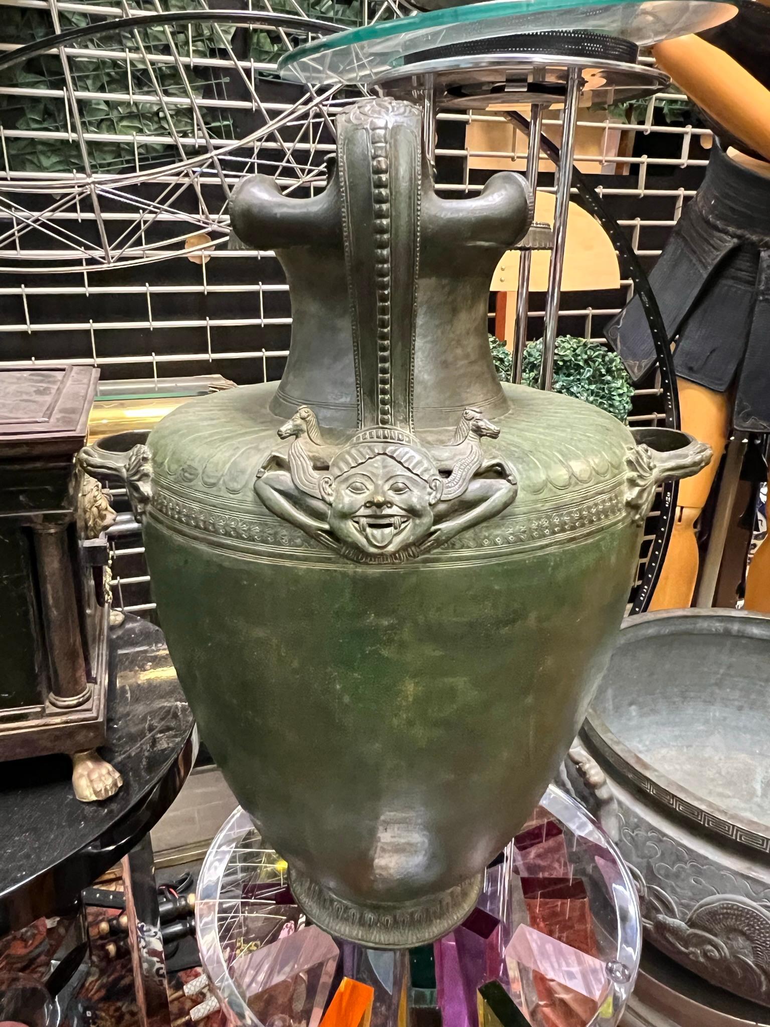 Antique Patinated Bronze Hydria Water Jar After the Ancient Neopolitan In Good Condition For Sale In New York, US