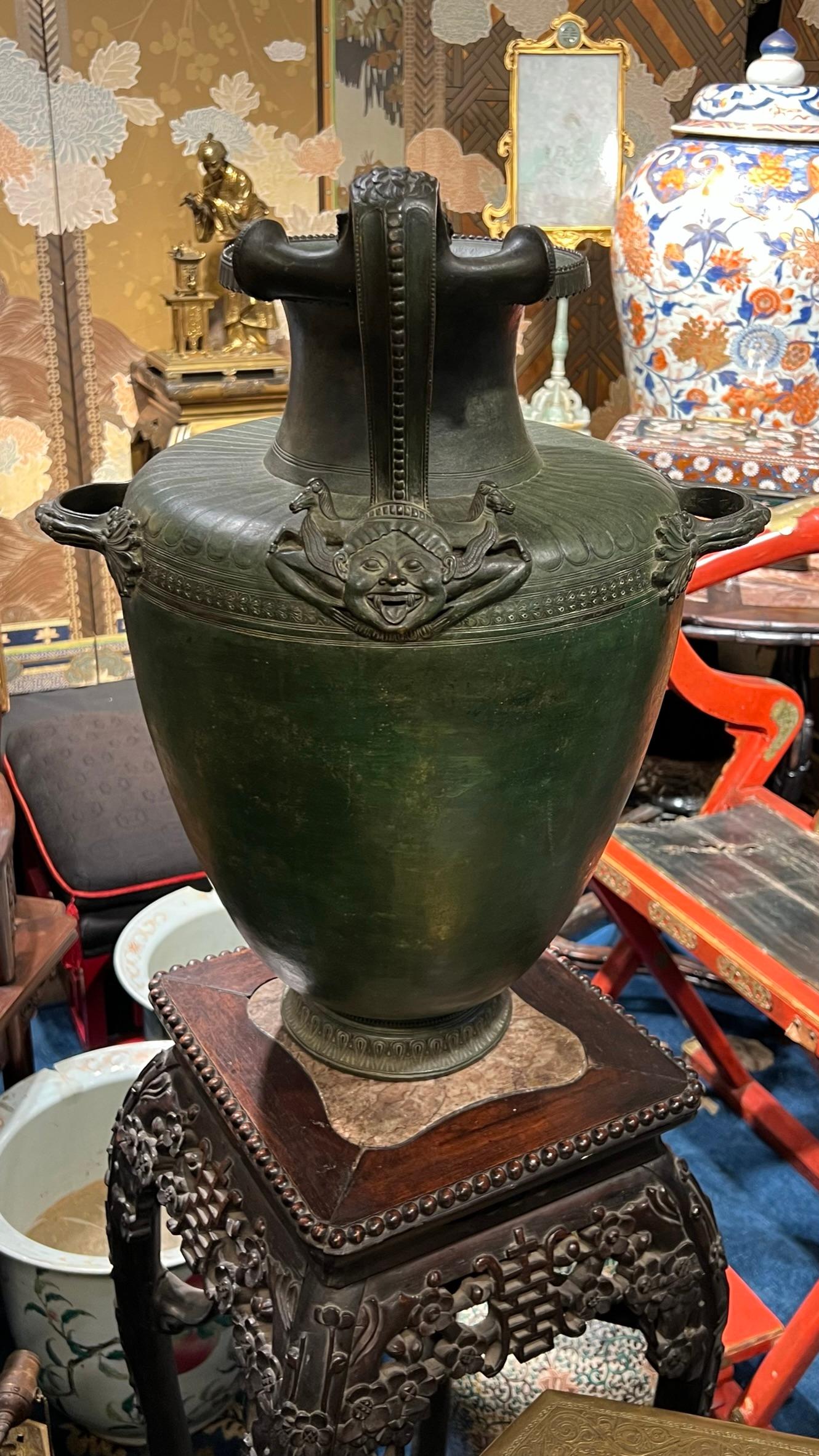 Pot à eau Hydria en bronze patiné d'après l'ancien napoléonien en vente 1
