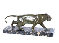 Lionne rôdeuse en bronze patiné antique par Biagini:: années 1920