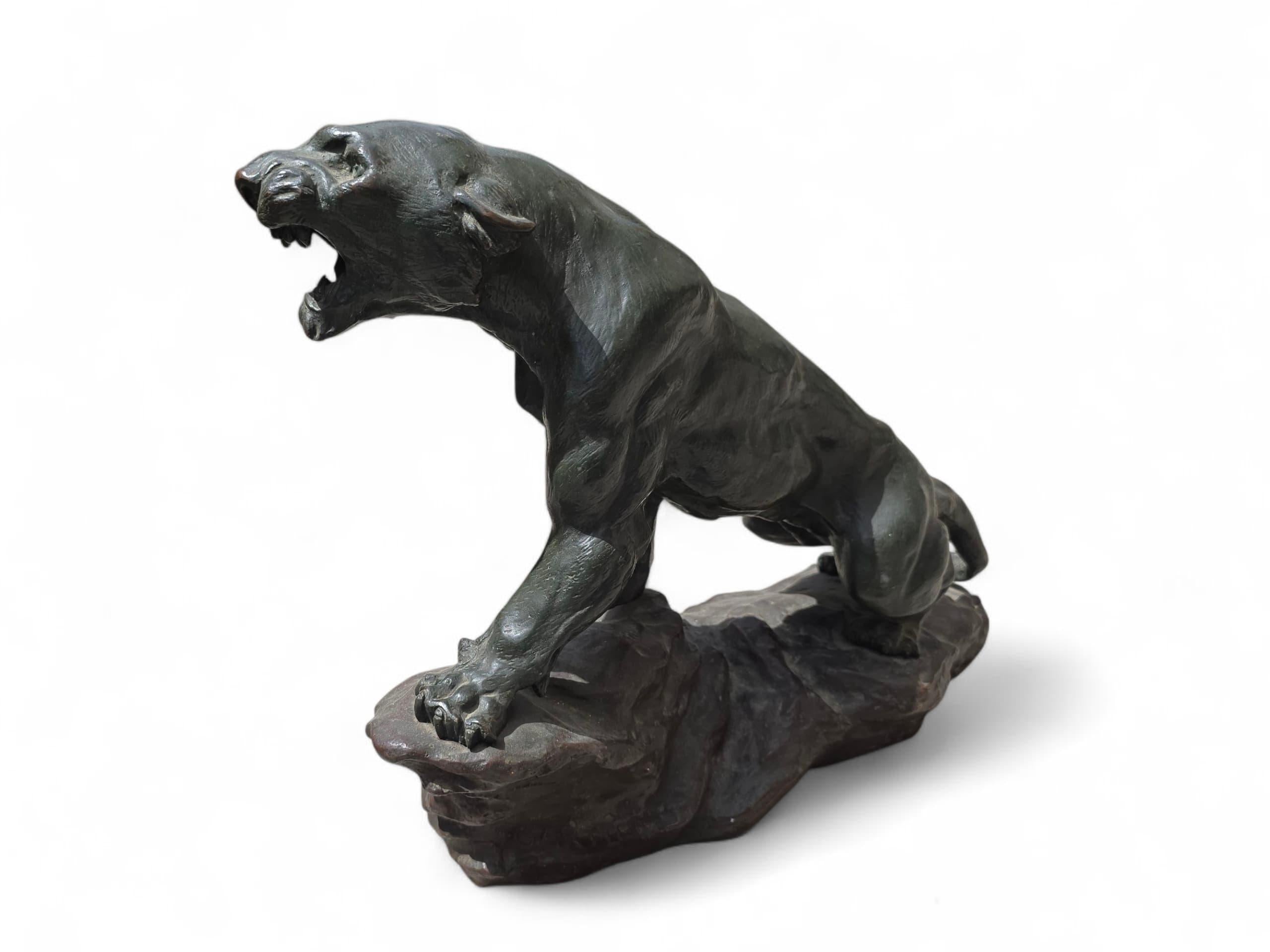 Elegante y expresiva escultura de bronce titulada 