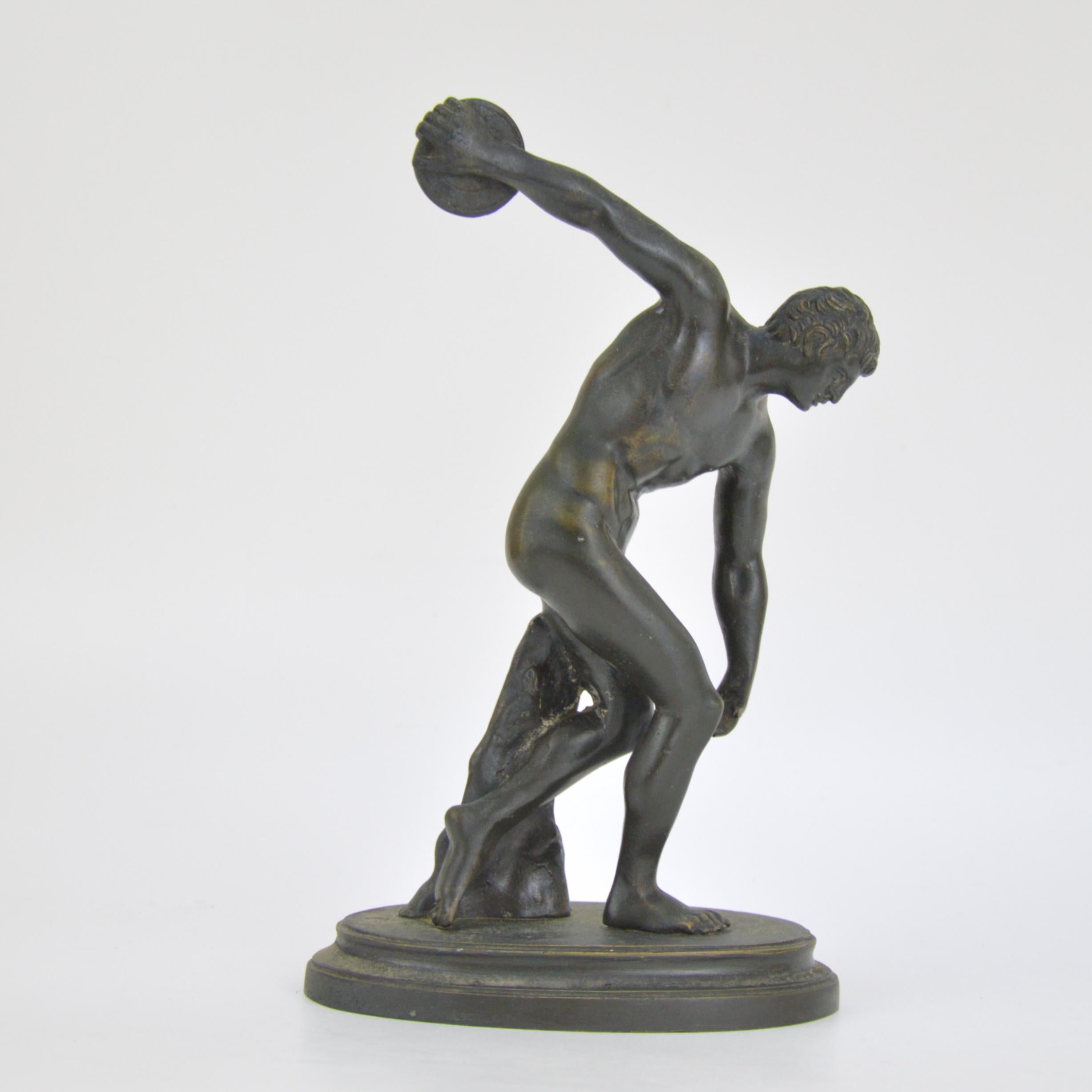 Antique patinated bronze sculpture representing diskobolos
Measures: Height - 26.5 cm.