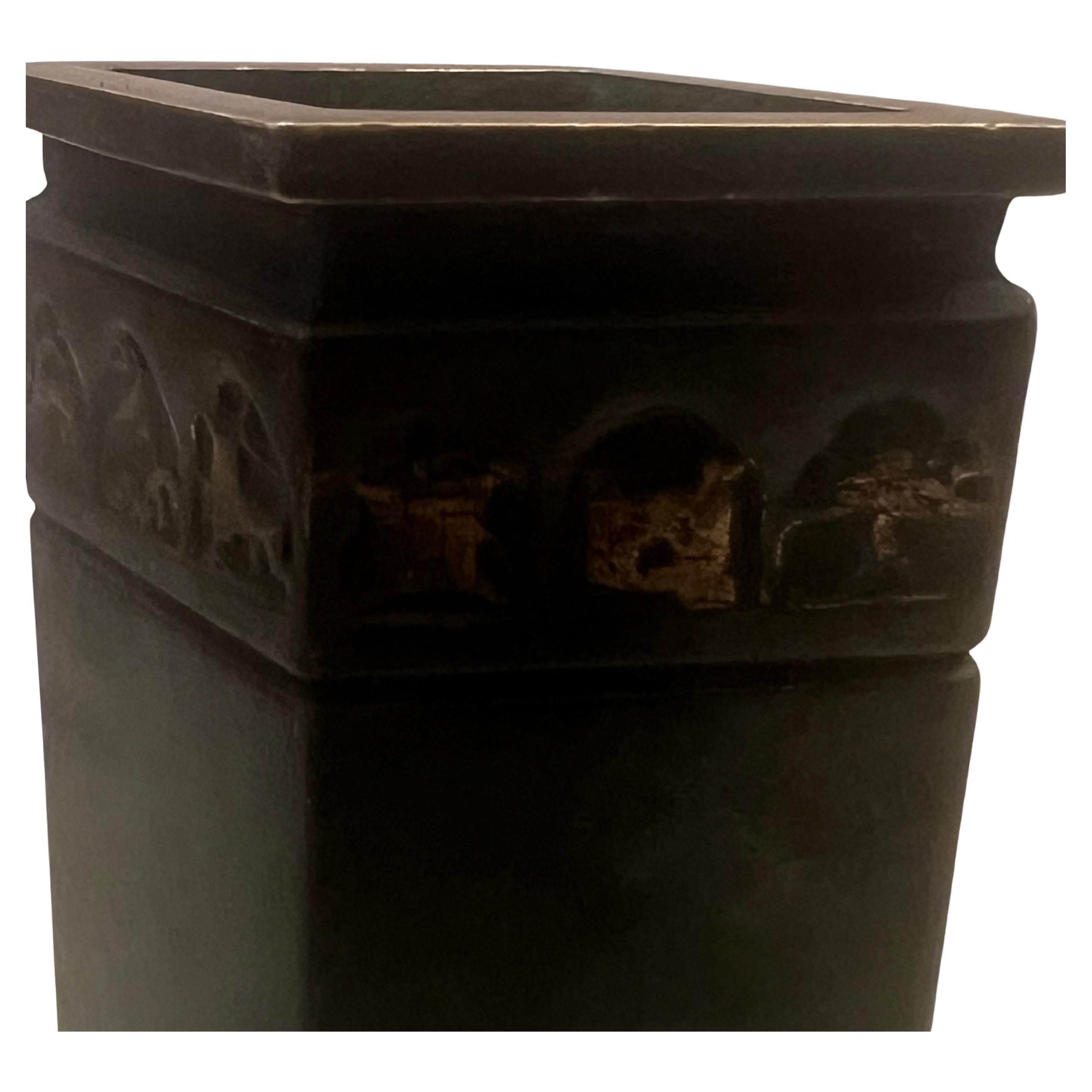 Piccolo vaso neoclassico in bronzo verdastro del 1950 circa con emblemi decorativi del 1950 circa.