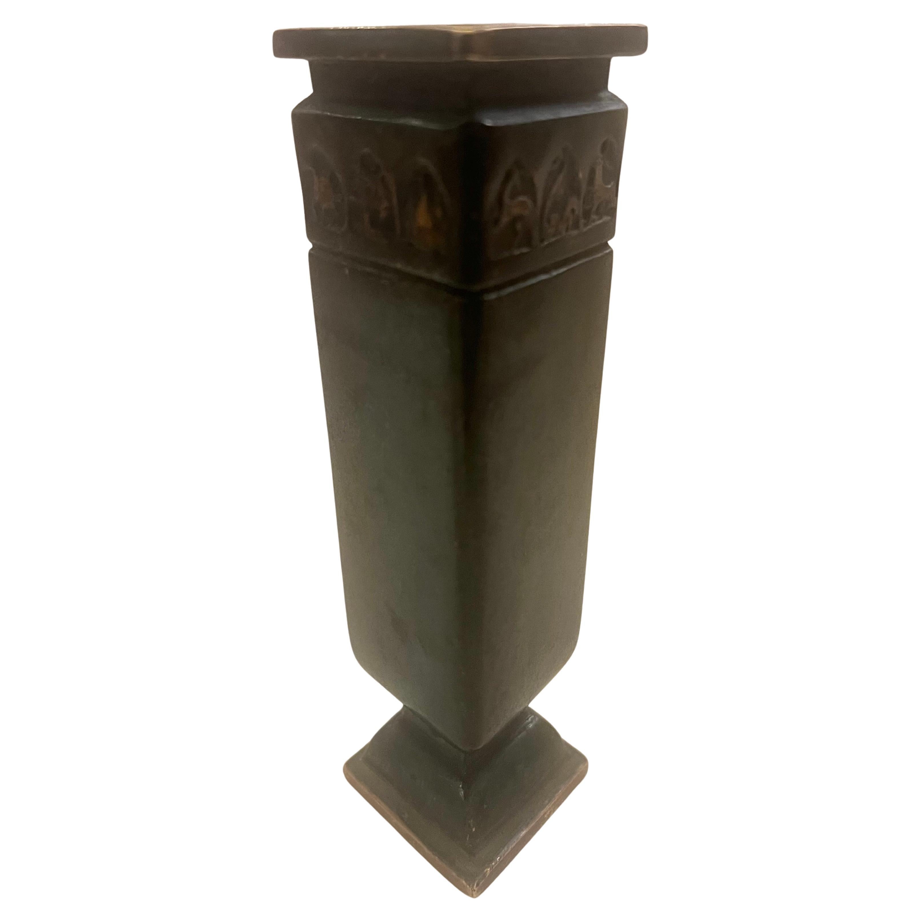 Neoclassico Piccolo vaso neoclassico in bronzo patinato antico in vendita