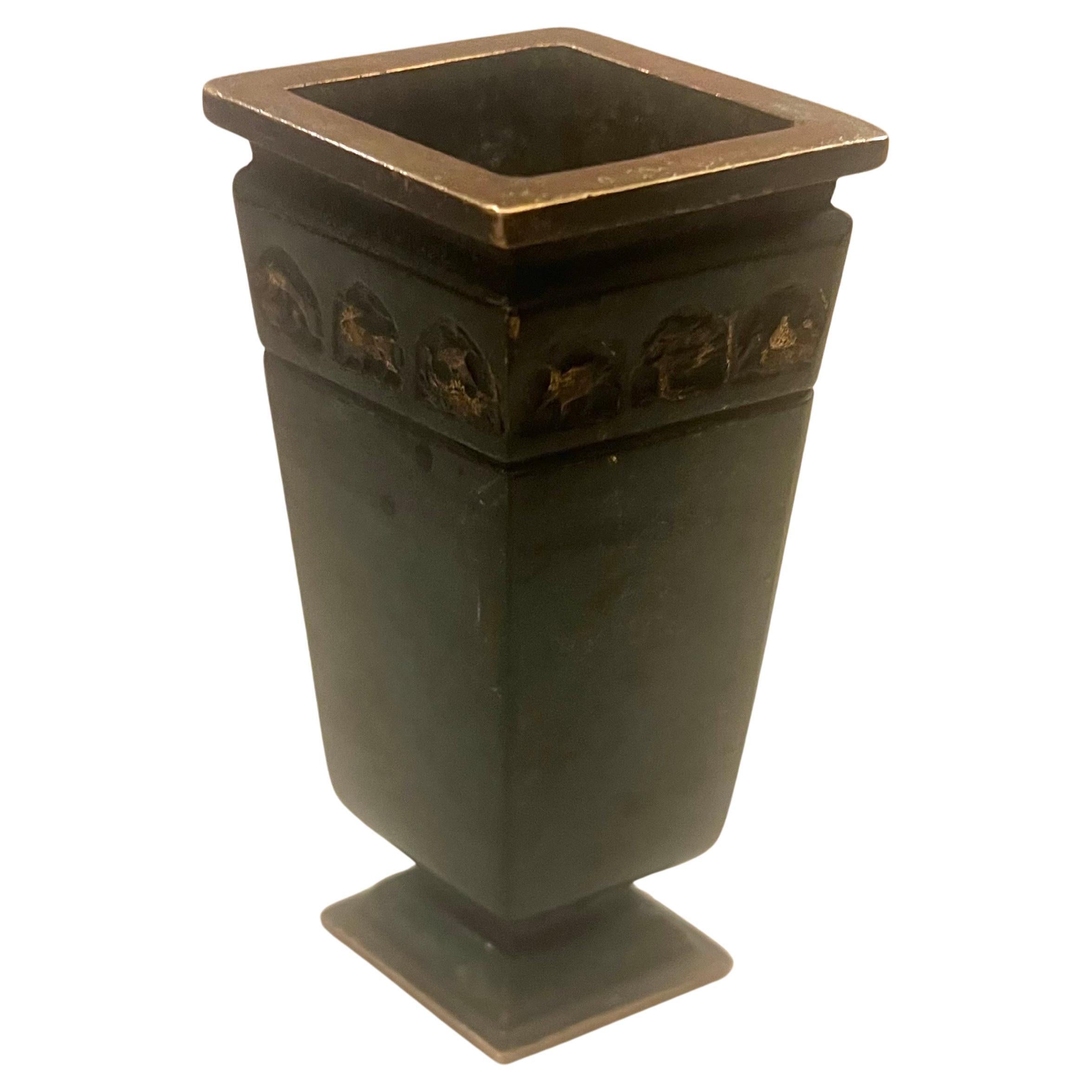 Americano Piccolo vaso neoclassico in bronzo patinato antico in vendita