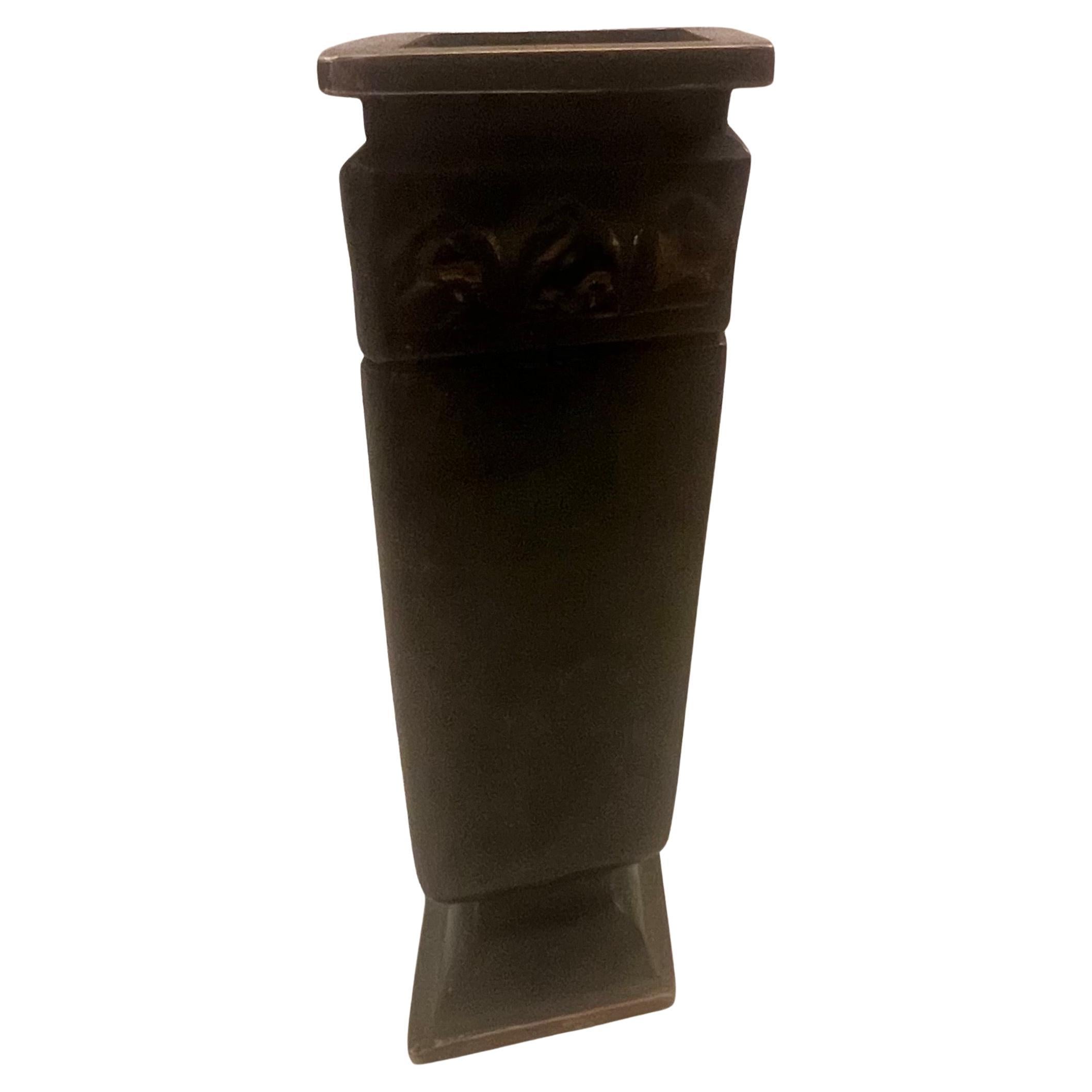 Piccolo vaso neoclassico in bronzo patinato antico In condizioni buone in vendita a San Diego, CA