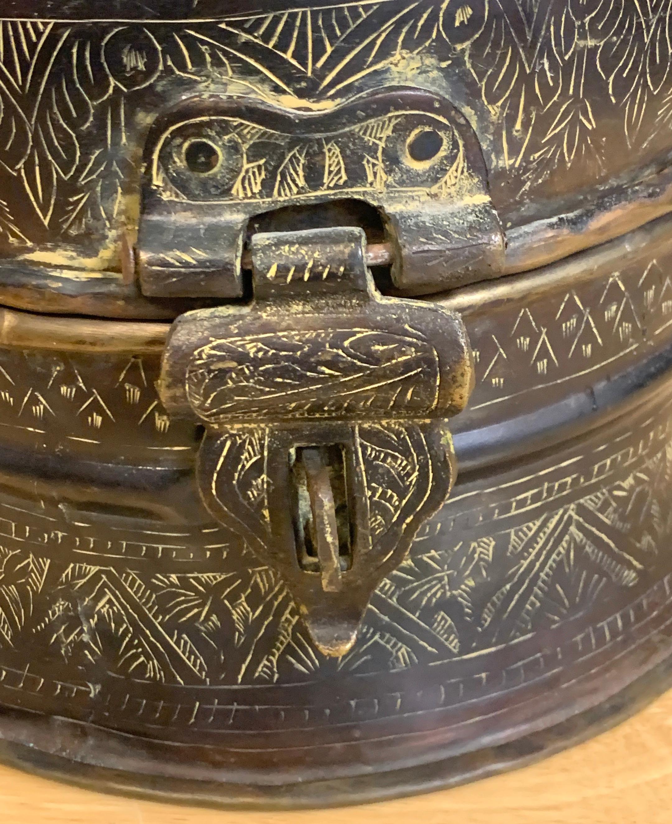 Boîte moghol d'antiquités en bronze patiné et gravé en vente 3