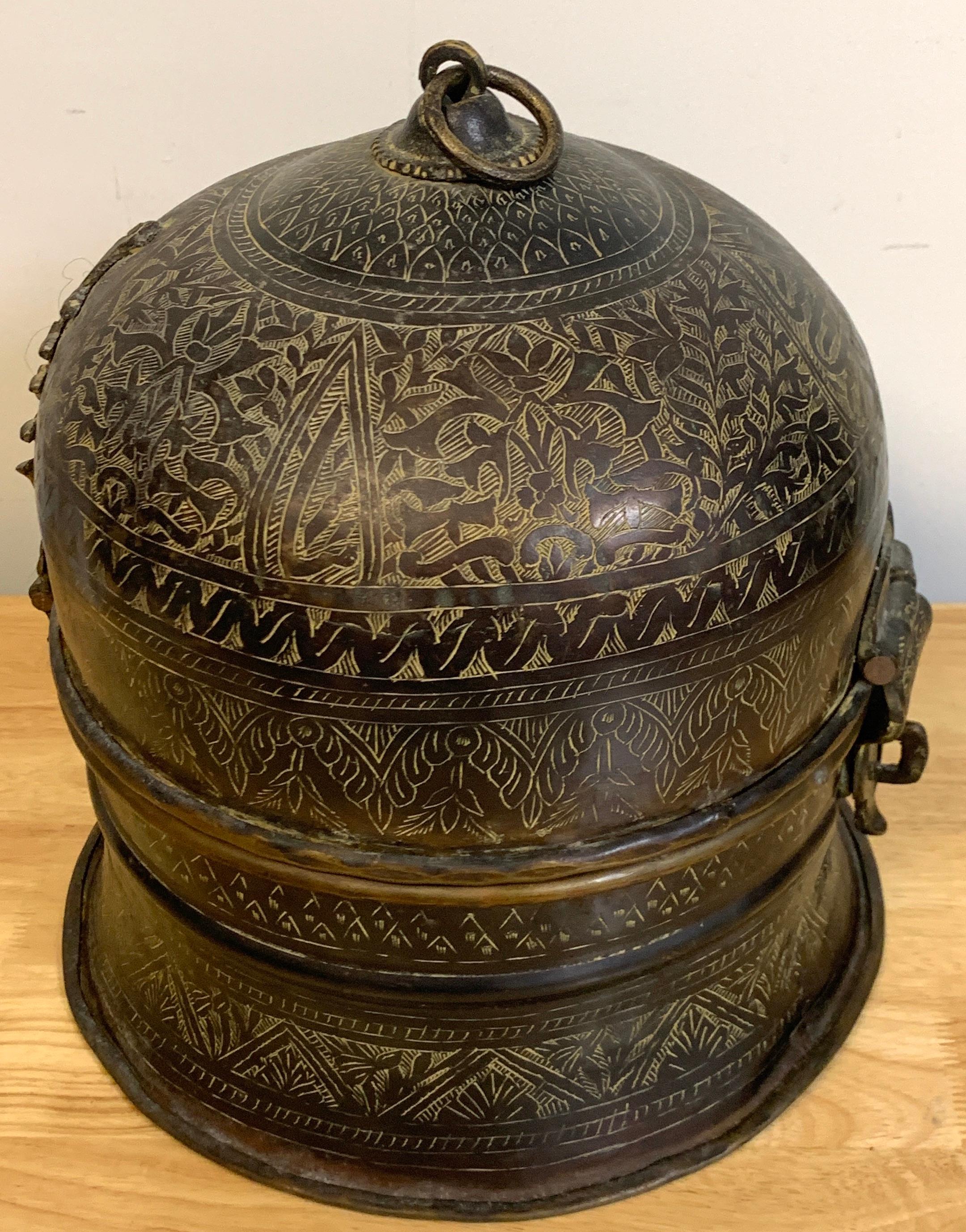 Boîte moghol d'antiquités en bronze patiné et gravé en vente 4