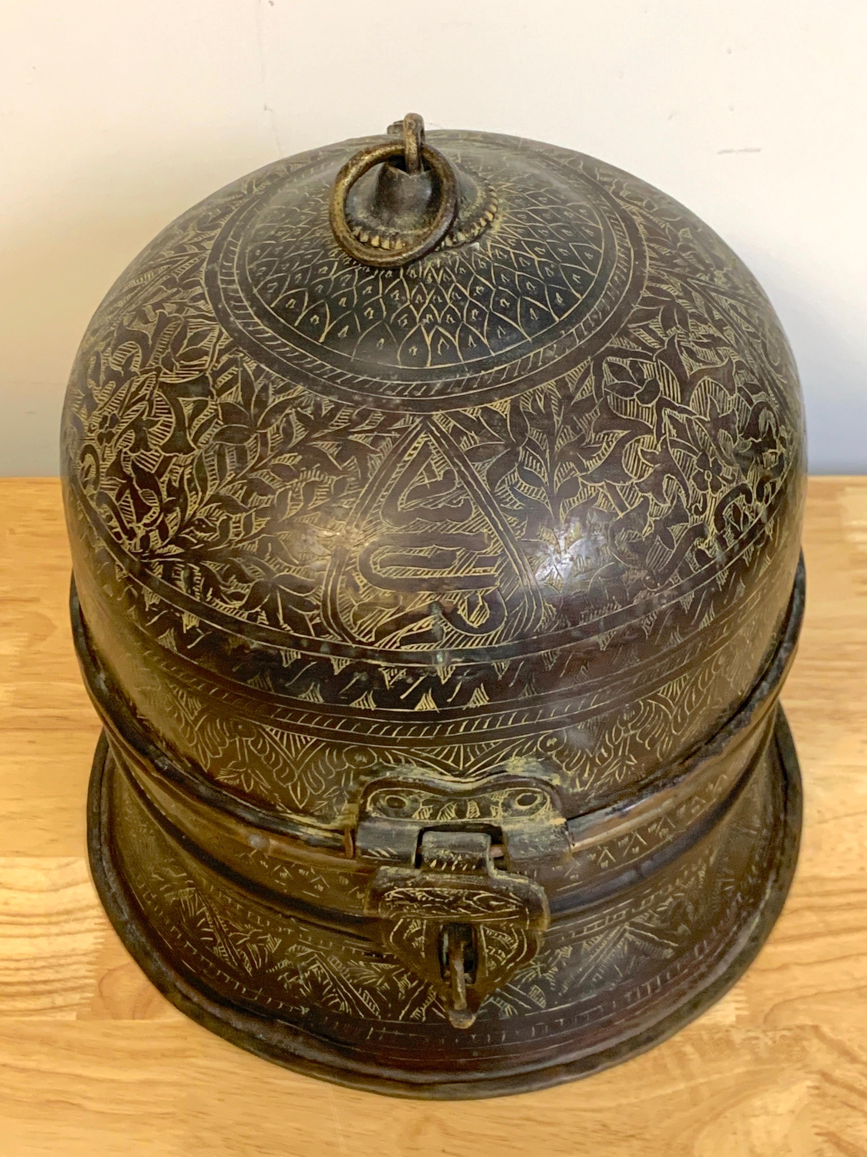 Boîte moghol d'antiquités en bronze patiné et gravé en vente 1