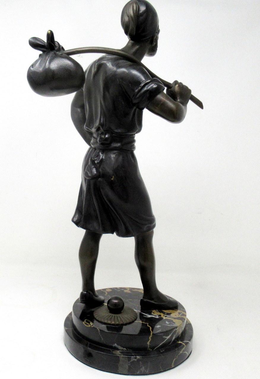 

Eine außerordentlich gut gegossene, dunkel patinierte Bronzefigur der Grand Tour, modelliert als stehender, bekleideter und bärtiger Mann, der einen Rucksack über der rechten Schulter trägt. Letzte Hälfte des neunzehnten Jahrhunderts,