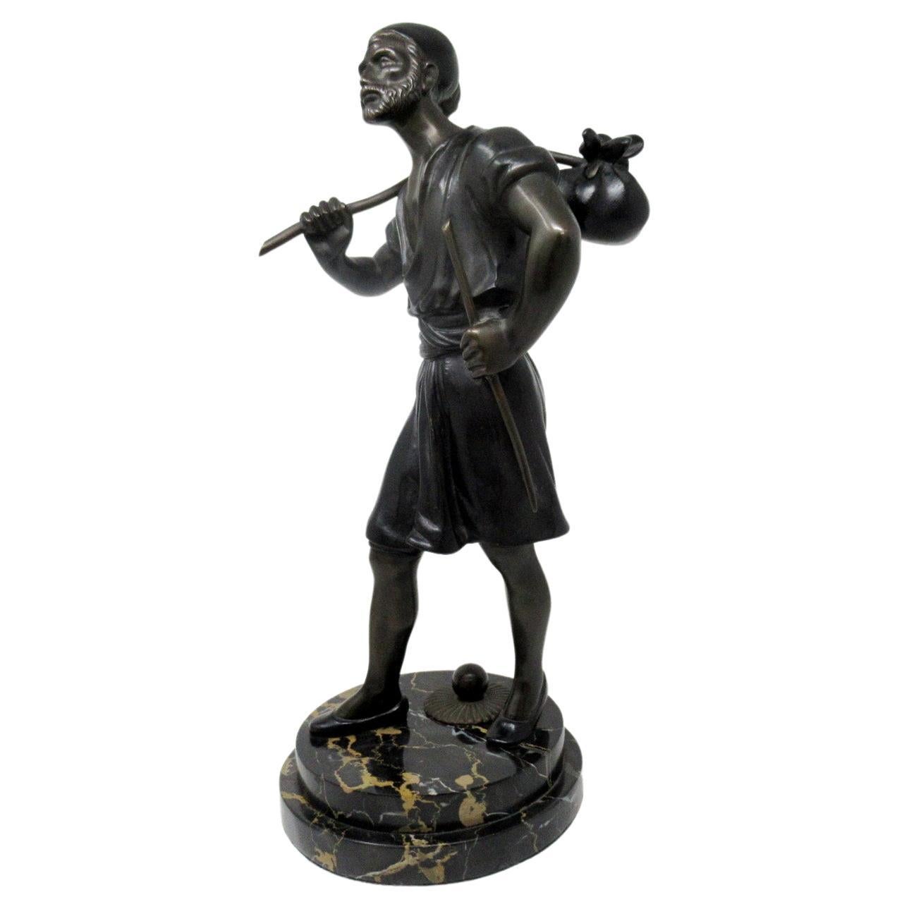Figure masculine arquée classique du Grand Tour français en marbre et patiné ancien bronze
