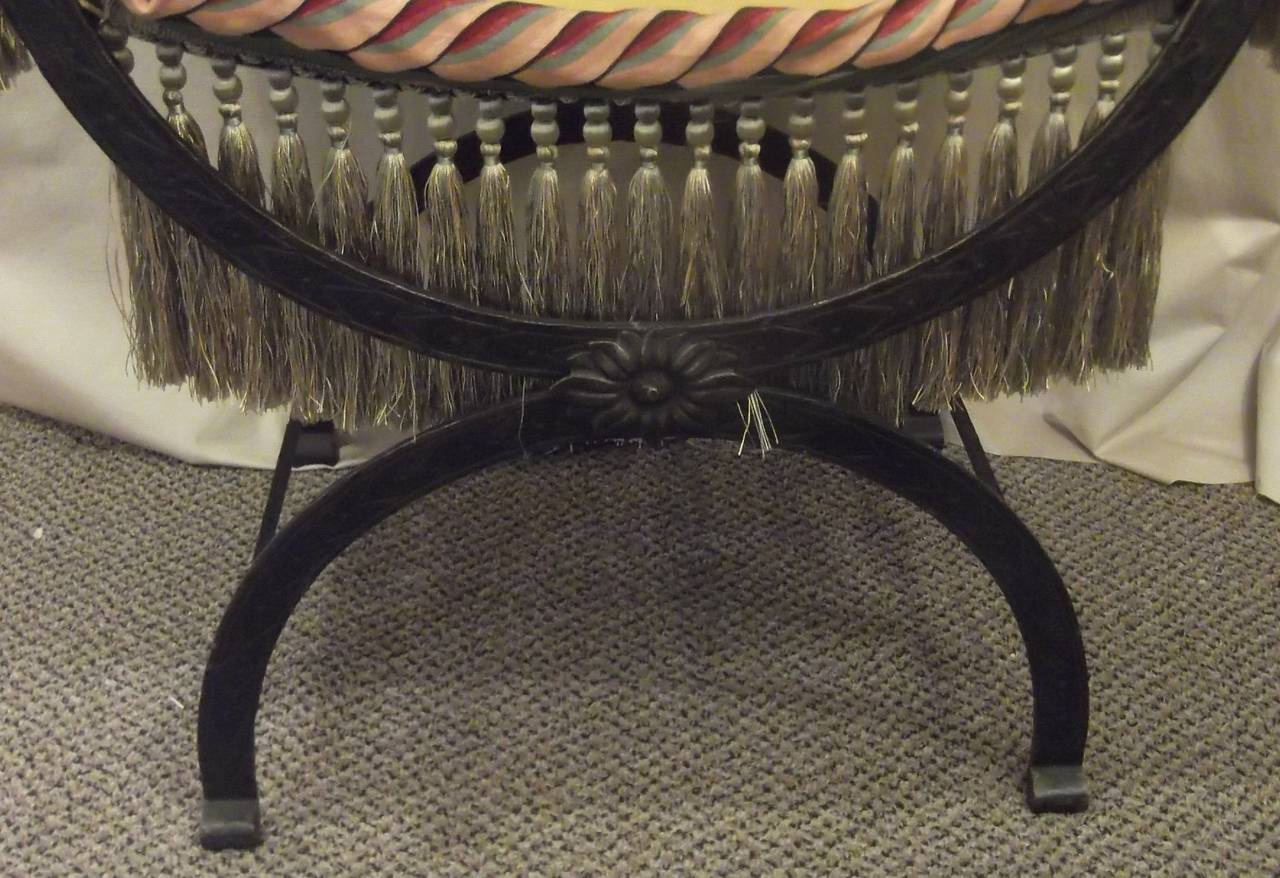 Antiker Savonarola-Sessel aus patiniertem Eisen mit luxuriösen Fransen (amerikanisch) im Angebot