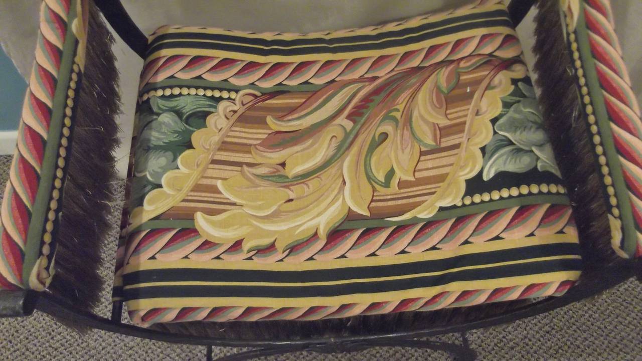 Sillón Savonarola Antiguo de Hierro Patinado con Lujosos Flecos siglo XX en venta