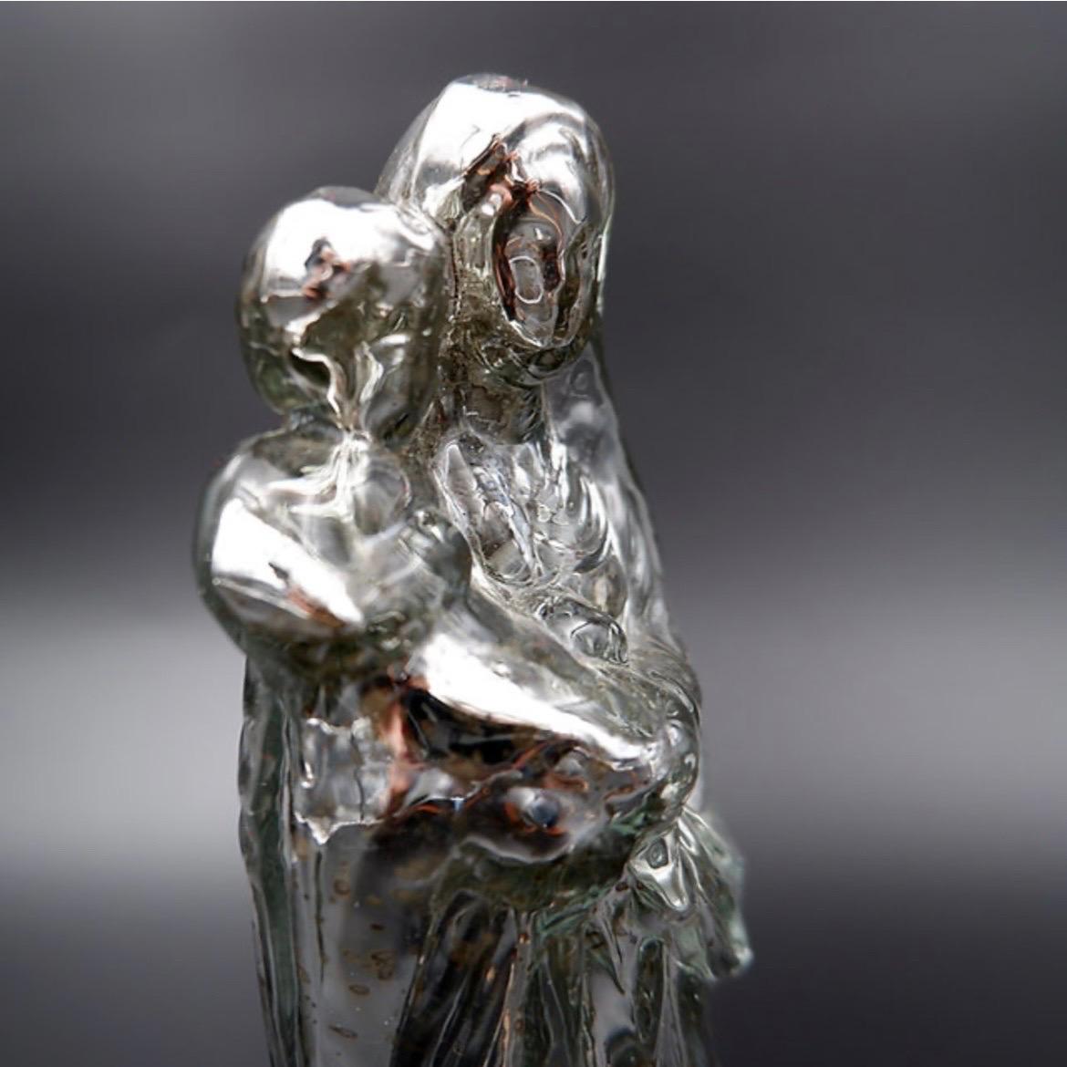 Antique Patinated Mercury glass Madonna with child - 20th century

Wear consistent with age and use

Devotional statue - Antique Decoration
This is a mercury glass Madonna with child figurine. It is made of moulded glass with a silvered interior,
