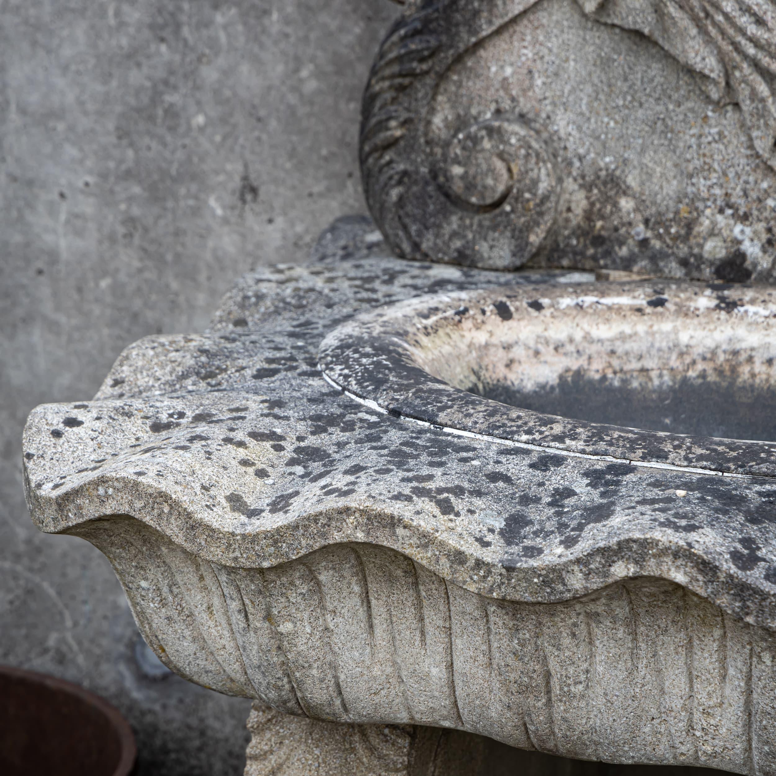 Sculpté à la main Fontaine murale patinée à l'ancienne, 20e siècle en vente
