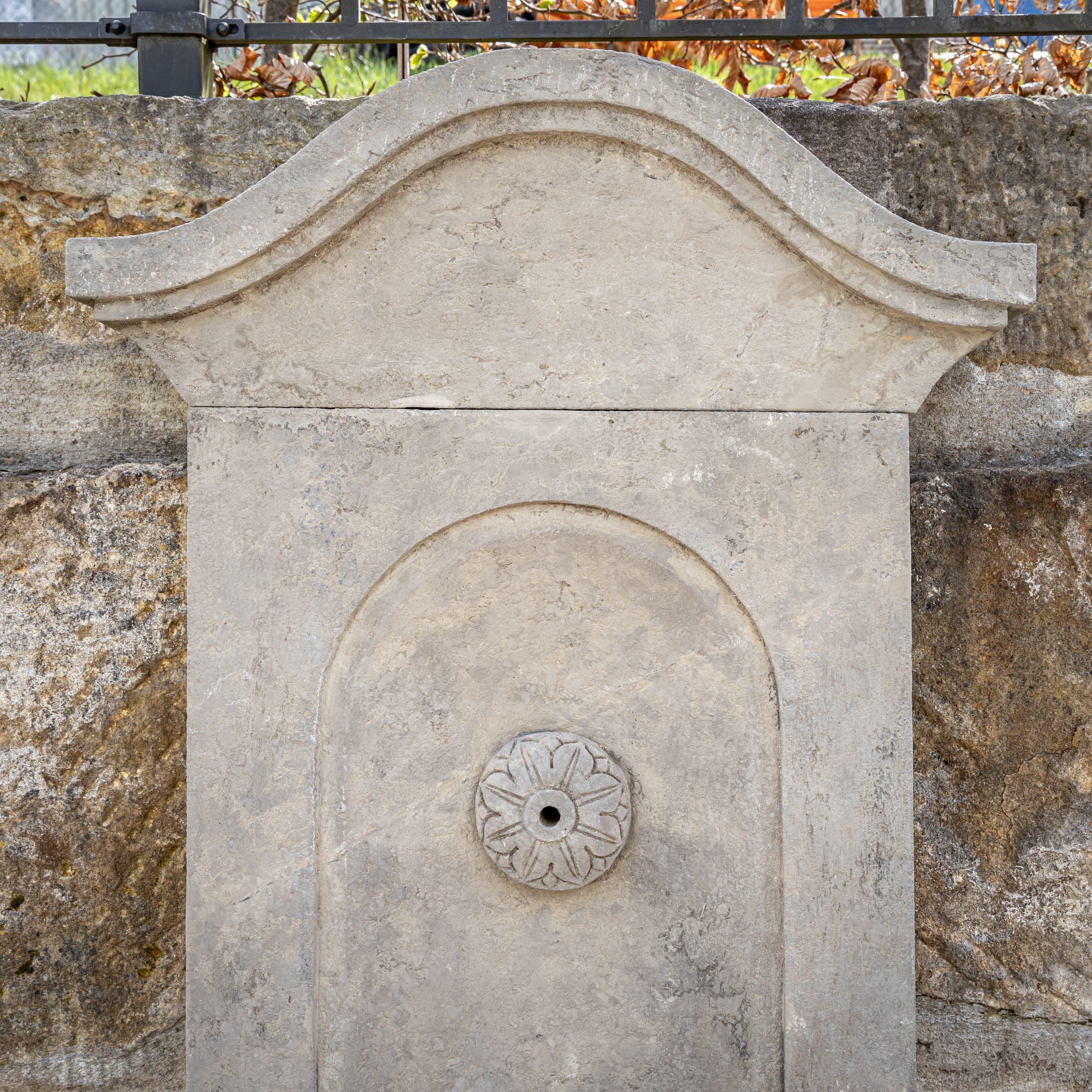 Rinascimento Fontana a muro patinata antica in vendita