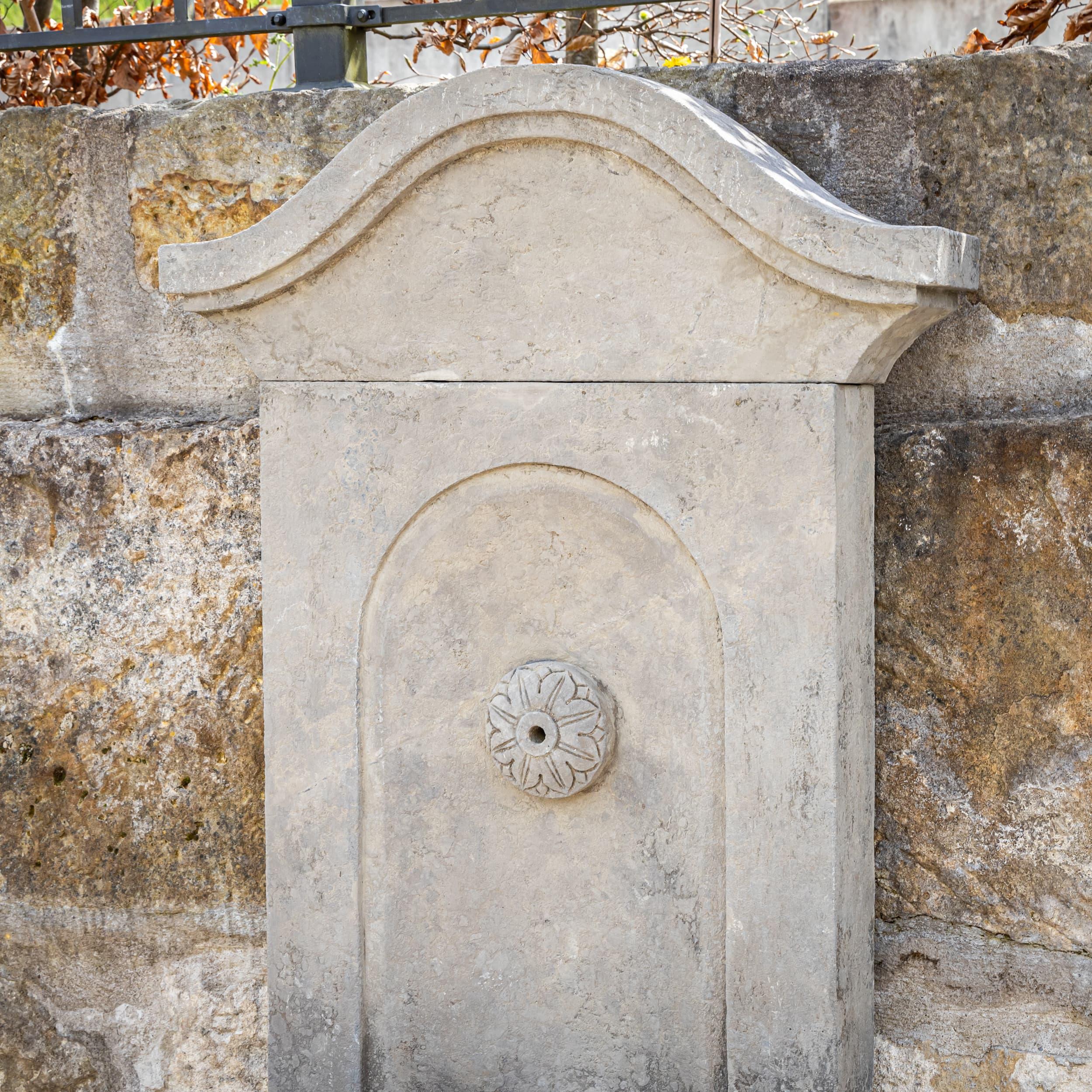 Pietra Fontana a muro patinata antica in vendita