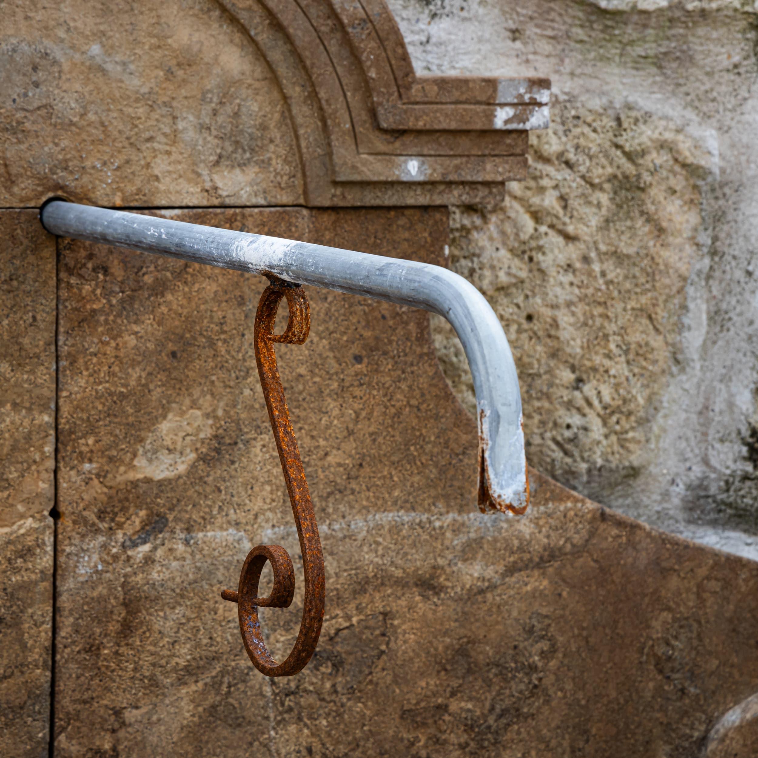 Antique-patinated Wall fountain in Renaissance Style, 21st Century In Good Condition For Sale In Greding, DE