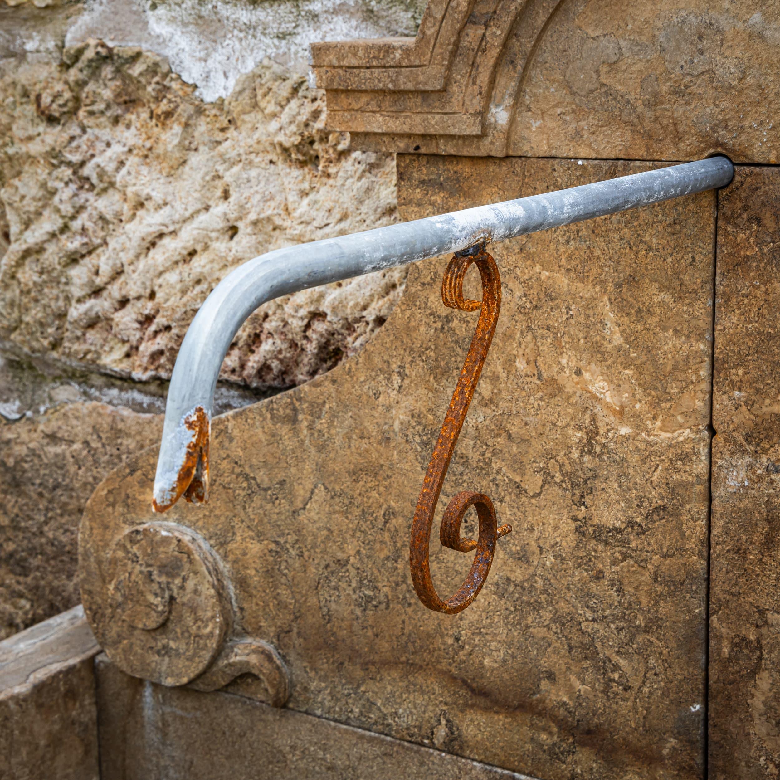 Antique-patinated Wall fountain in Renaissance Style, 21st Century For Sale 1